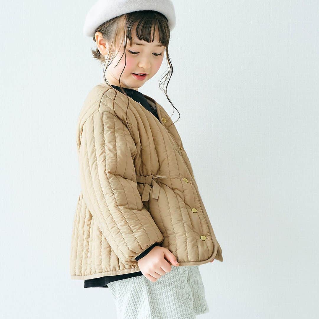 アプレレクールオフィシャルさんのインスタグラム写真 - (アプレレクールオフィシャルInstagram)「＼アウターCOLLECTION／  ウエストで絞ったシルエットが大人っぽい、キルティングのアウター。 リバーシブルになっており、 ベージュカラーはボアの面が甘めでかわいい大きめの花柄、 カーキカラーはボアの面がやさしいレオパード柄でご用意しています。  甘めコーデにもちょっぴり大人っぽいコーデにも どちらにも合わせていただけるアウターです◎  洗濯機でお洗濯ができるので お家でもお手入れが簡単にできちゃいます♡  この冬の主役の1枚を見つけてね♪  🏷ウエストリボンリバーシブルキルトアウター　4,730円（税込） (V402063)（80～140㎝）  ▼オンラインストアはこちら @foonline  オンラインストアでも販売中です♪  ======================= 商品詳細や価格は ショッピングタグからご覧いただけます★ =======================  #アプレレクール #apreslescours #アプレキッズ #こどもふく #子ども服 #オシャレキッズ  #子供服 #キッズ服 #ママリ #たまひよ #キッズフォト  #女の子コーデ  #女の子服 #むすめふく  #キッズアウター #キッズ防寒アイテム #キッズボアジャケット #リバーシブルアウター」10月26日 16時18分 - apres__official
