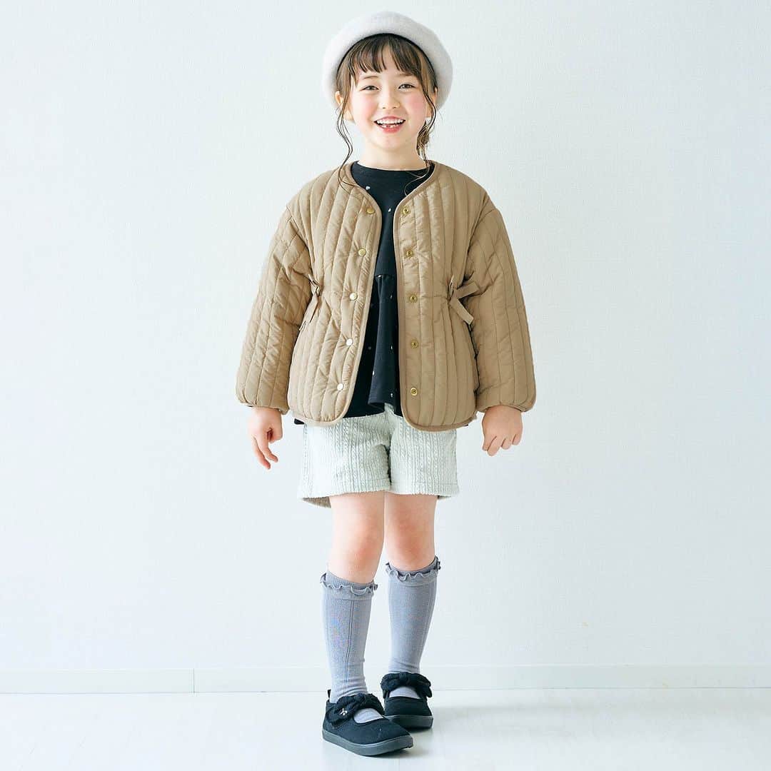アプレレクールオフィシャルさんのインスタグラム写真 - (アプレレクールオフィシャルInstagram)「＼アウターCOLLECTION／  ウエストで絞ったシルエットが大人っぽい、キルティングのアウター。 リバーシブルになっており、 ベージュカラーはボアの面が甘めでかわいい大きめの花柄、 カーキカラーはボアの面がやさしいレオパード柄でご用意しています。  甘めコーデにもちょっぴり大人っぽいコーデにも どちらにも合わせていただけるアウターです◎  洗濯機でお洗濯ができるので お家でもお手入れが簡単にできちゃいます♡  この冬の主役の1枚を見つけてね♪  🏷ウエストリボンリバーシブルキルトアウター　4,730円（税込） (V402063)（80～140㎝）  ▼オンラインストアはこちら @foonline  オンラインストアでも販売中です♪  ======================= 商品詳細や価格は ショッピングタグからご覧いただけます★ =======================  #アプレレクール #apreslescours #アプレキッズ #こどもふく #子ども服 #オシャレキッズ  #子供服 #キッズ服 #ママリ #たまひよ #キッズフォト  #女の子コーデ  #女の子服 #むすめふく  #キッズアウター #キッズ防寒アイテム #キッズボアジャケット #リバーシブルアウター」10月26日 16時18分 - apres__official