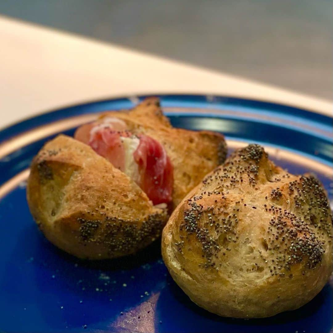 東京ベルエポック製菓調理専門学校のインスタグラム：「🧁☕️カフェビジネス科🥯🍹  カフェビジネス科で製菓衛生師の受験資格を得るコースの授業です！ メニューは水を使わずにビールを使ったパンとクロワッサンダマンドを作りました！🥐  #東京ベルエポック製菓調理専門学校  #カフェ　#おしゃれカフェ　#カフェビジネス科　#バリスタ　#カフェスタッフ　#日々の暮らし　#手作り　#手作りお菓子　#手作りご飯　#おうちおやつ　#おうちカフェ　#カフェ好きと繋がりたい  #カフェスタグラム  #カフェ部  #コーヒー #西葛西  #専門学校 #学内実習  #カフェ開業  #カフェスイーツ　#おやつ部　#洋菓子  #焼菓子  #東京　#江戸川区　#カフェプロデュース」