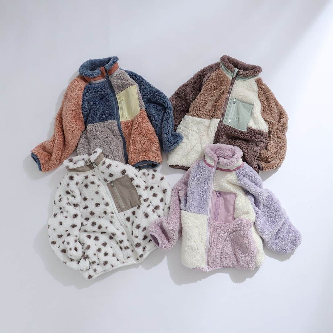 アプレレクールオフィシャルのインスタグラム：「＼アウターCOLLECTION／  ふわふわな素感で軽くてあたたかくフリースジャケット。 軽くて持ち運びもしやすく、さっと羽織れるのでとっても便利です◎  バイカラーや総柄デザインなので、 羽織るだけでコーディネートのポイントに！  ポケットもあるのでハンカチやティッシュなど ちょっとしてものも入れられます！  通園通学やお外遊びにもおすすめ♡  🏷バイカラーファーフリースジャケット　￥3,190(税込) （V402033）（80～130㎝） ピンクはWEB限定カラーです。  ▼オンラインストアはこちら @foonline  オンラインストアでも販売中です♪  ======================= 商品詳細や価格は ショッピングタグからご覧いただけます★ =======================  #アプレレクール #apreslescours #アプレキッズ #こどもふく #子ども服 #オシャレキッズ  #子供服 #キッズ服 #ママリ #たまひよ #キッズフォト  #女の子コーデ  #女の子服 #むすめふく  #キッズアウター #キッズ防寒アイテム #キッズフリースジャケット」