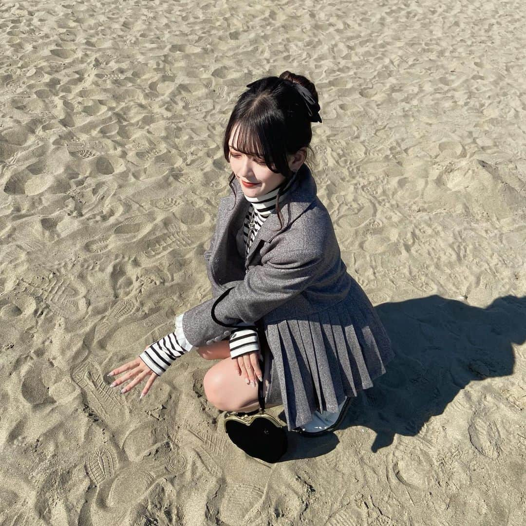 紗彩のインスタグラム：「Atami beach🫧🏳️‍⚧️🎀‎🤍  熱海行ってきました🦈💭  去年買ったプリーツジャケットにボーダーワンピ👩🏻‍🍳♡ 久々のお団子で新鮮🎩  .  #epine#épine #fff#lfl#likesforlike #いいね返し#プリーツスカート #ボーダーワンピ#ボーダー#秋コーデ#熱海#熱海旅行 #熱海サンビーチ #旅行#秋服#ジャケットコーデ#ジャケット#フレンチガーリー#モノトーンコーデ#ootd#骨格ウェーブ」