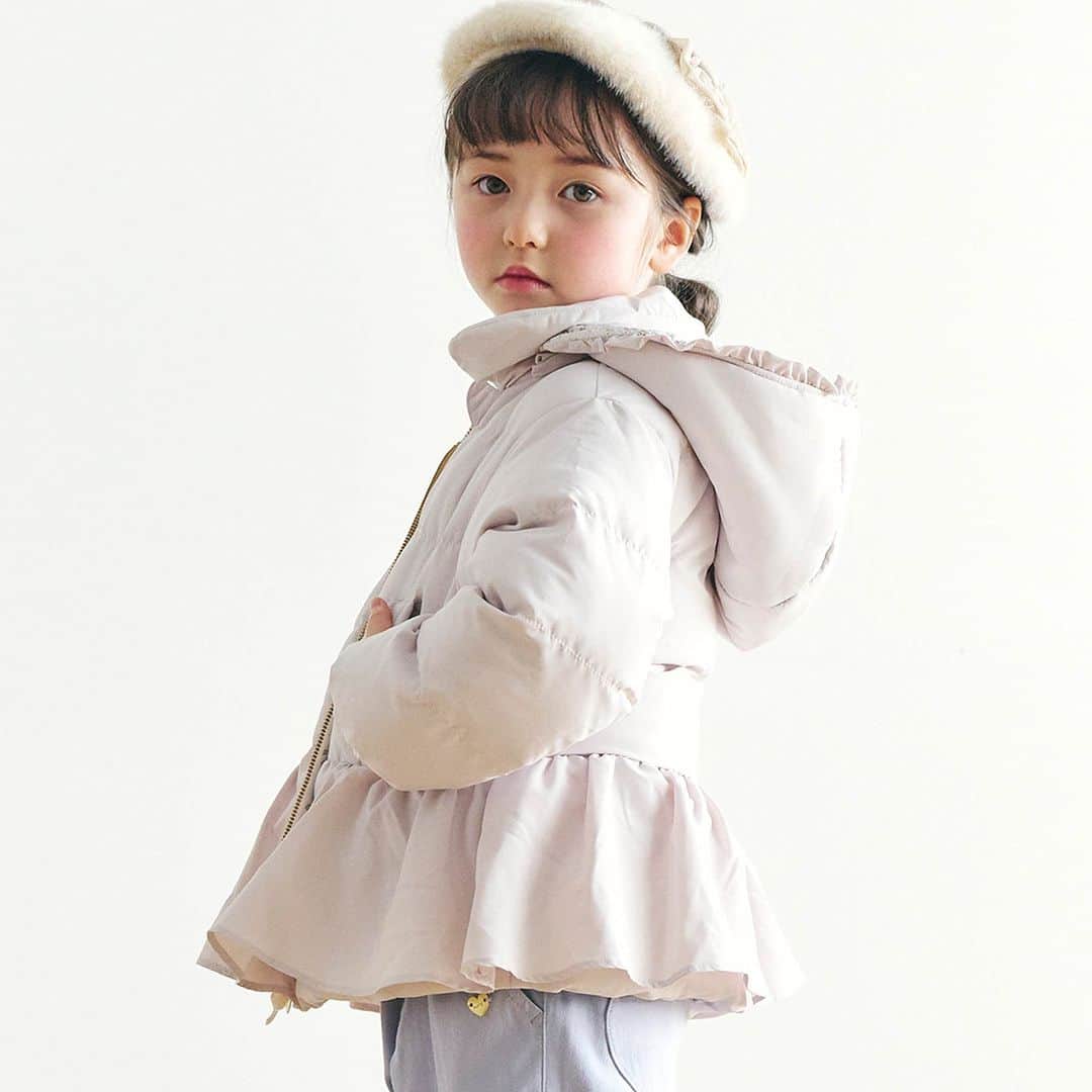 アプレレクールオフィシャルさんのインスタグラム写真 - (アプレレクールオフィシャルInstagram)「＼アウターCOLLECTION／  毎年大好評のペプラムデザインのアウター♡  ハートのチャームや裏地の柄、ファスナー部分のリボンなど 女の子の大好きな、かわいいデザインが詰まっています♪  軽くて動きやすい中綿ジャケットなので おでかけにもぴったり◎  フードの取り外しもできるので フードが禁止の園学校などでも使用していただけます♡  お洗濯もできるので 汚れてもお家で簡単にお洗濯していただけます◎  この冬主役の1枚を見つけてね♪  🏷ペプラム中綿アウター　￥5,830(税込) （V401013）（80～140㎝） ブルーはWEB限定です。  ▼オンラインストアはこちら @foonline  オンラインストアでも販売中です♪  ======================= 商品詳細や価格は ショッピングタグからご覧いただけます★ =======================  #アプレレクール #apreslescours #アプレキッズ #こどもふく #子ども服 #オシャレキッズ  #子供服 #キッズ服 #ママリ #たまひよ #キッズフォト  #女の子コーデ  #女の子服 #むすめふく  #キッズアウター #キッズ防寒アイテム #キッズ中綿ジャケット」10月26日 16時25分 - apres__official