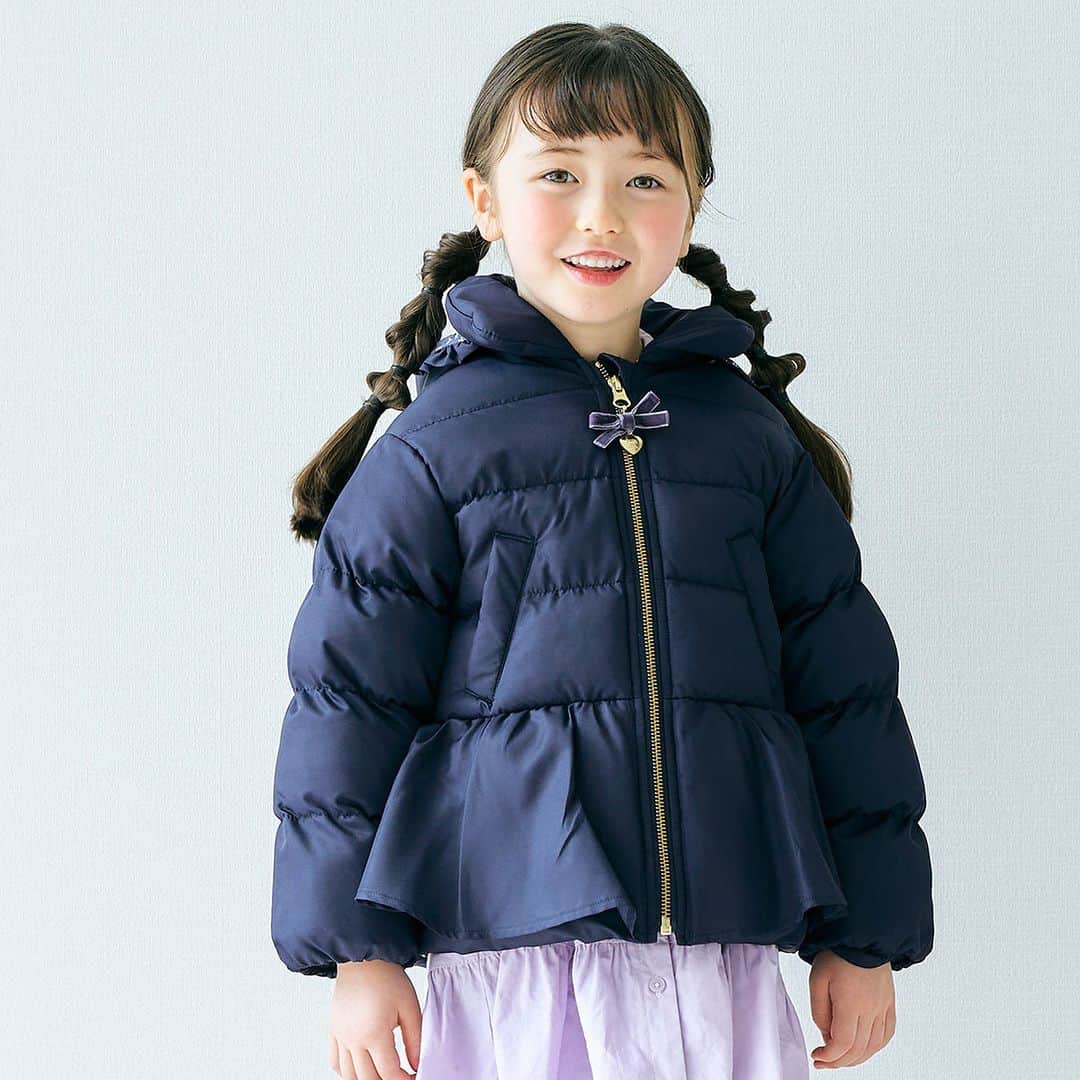 アプレレクールオフィシャルさんのインスタグラム写真 - (アプレレクールオフィシャルInstagram)「＼アウターCOLLECTION／  毎年大好評のペプラムデザインのアウター♡  ハートのチャームや裏地の柄、ファスナー部分のリボンなど 女の子の大好きな、かわいいデザインが詰まっています♪  軽くて動きやすい中綿ジャケットなので おでかけにもぴったり◎  フードの取り外しもできるので フードが禁止の園学校などでも使用していただけます♡  お洗濯もできるので 汚れてもお家で簡単にお洗濯していただけます◎  この冬主役の1枚を見つけてね♪  🏷ペプラム中綿アウター　￥5,830(税込) （V401013）（80～140㎝） ブルーはWEB限定です。  ▼オンラインストアはこちら @foonline  オンラインストアでも販売中です♪  ======================= 商品詳細や価格は ショッピングタグからご覧いただけます★ =======================  #アプレレクール #apreslescours #アプレキッズ #こどもふく #子ども服 #オシャレキッズ  #子供服 #キッズ服 #ママリ #たまひよ #キッズフォト  #女の子コーデ  #女の子服 #むすめふく  #キッズアウター #キッズ防寒アイテム #キッズ中綿ジャケット」10月26日 16時25分 - apres__official