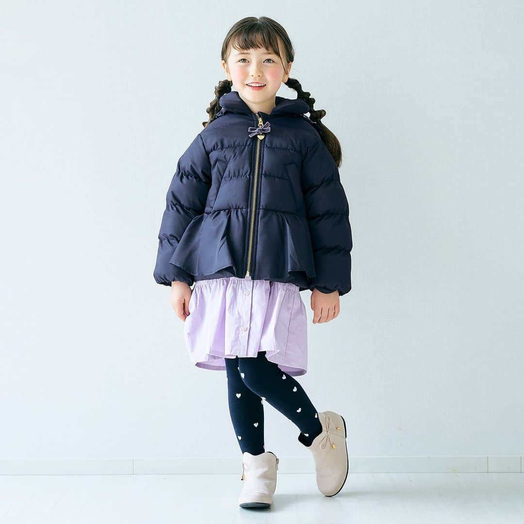 アプレレクールオフィシャルさんのインスタグラム写真 - (アプレレクールオフィシャルInstagram)「＼アウターCOLLECTION／  毎年大好評のペプラムデザインのアウター♡  ハートのチャームや裏地の柄、ファスナー部分のリボンなど 女の子の大好きな、かわいいデザインが詰まっています♪  軽くて動きやすい中綿ジャケットなので おでかけにもぴったり◎  フードの取り外しもできるので フードが禁止の園学校などでも使用していただけます♡  お洗濯もできるので 汚れてもお家で簡単にお洗濯していただけます◎  この冬主役の1枚を見つけてね♪  🏷ペプラム中綿アウター　￥5,830(税込) （V401013）（80～140㎝） ブルーはWEB限定です。  ▼オンラインストアはこちら @foonline  オンラインストアでも販売中です♪  ======================= 商品詳細や価格は ショッピングタグからご覧いただけます★ =======================  #アプレレクール #apreslescours #アプレキッズ #こどもふく #子ども服 #オシャレキッズ  #子供服 #キッズ服 #ママリ #たまひよ #キッズフォト  #女の子コーデ  #女の子服 #むすめふく  #キッズアウター #キッズ防寒アイテム #キッズ中綿ジャケット」10月26日 16時25分 - apres__official