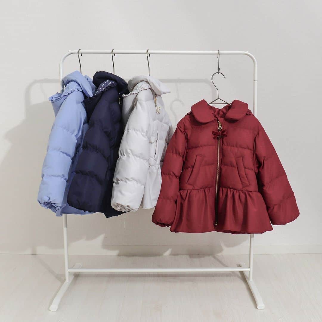 アプレレクールオフィシャルのインスタグラム：「＼アウターCOLLECTION／  毎年大好評のペプラムデザインのアウター♡  ハートのチャームや裏地の柄、ファスナー部分のリボンなど 女の子の大好きな、かわいいデザインが詰まっています♪  軽くて動きやすい中綿ジャケットなので おでかけにもぴったり◎  フードの取り外しもできるので フードが禁止の園学校などでも使用していただけます♡  お洗濯もできるので 汚れてもお家で簡単にお洗濯していただけます◎  この冬主役の1枚を見つけてね♪  🏷ペプラム中綿アウター　￥5,830(税込) （V401013）（80～140㎝） ブルーはWEB限定です。  ▼オンラインストアはこちら @foonline  オンラインストアでも販売中です♪  ======================= 商品詳細や価格は ショッピングタグからご覧いただけます★ =======================  #アプレレクール #apreslescours #アプレキッズ #こどもふく #子ども服 #オシャレキッズ  #子供服 #キッズ服 #ママリ #たまひよ #キッズフォト  #女の子コーデ  #女の子服 #むすめふく  #キッズアウター #キッズ防寒アイテム #キッズ中綿ジャケット」