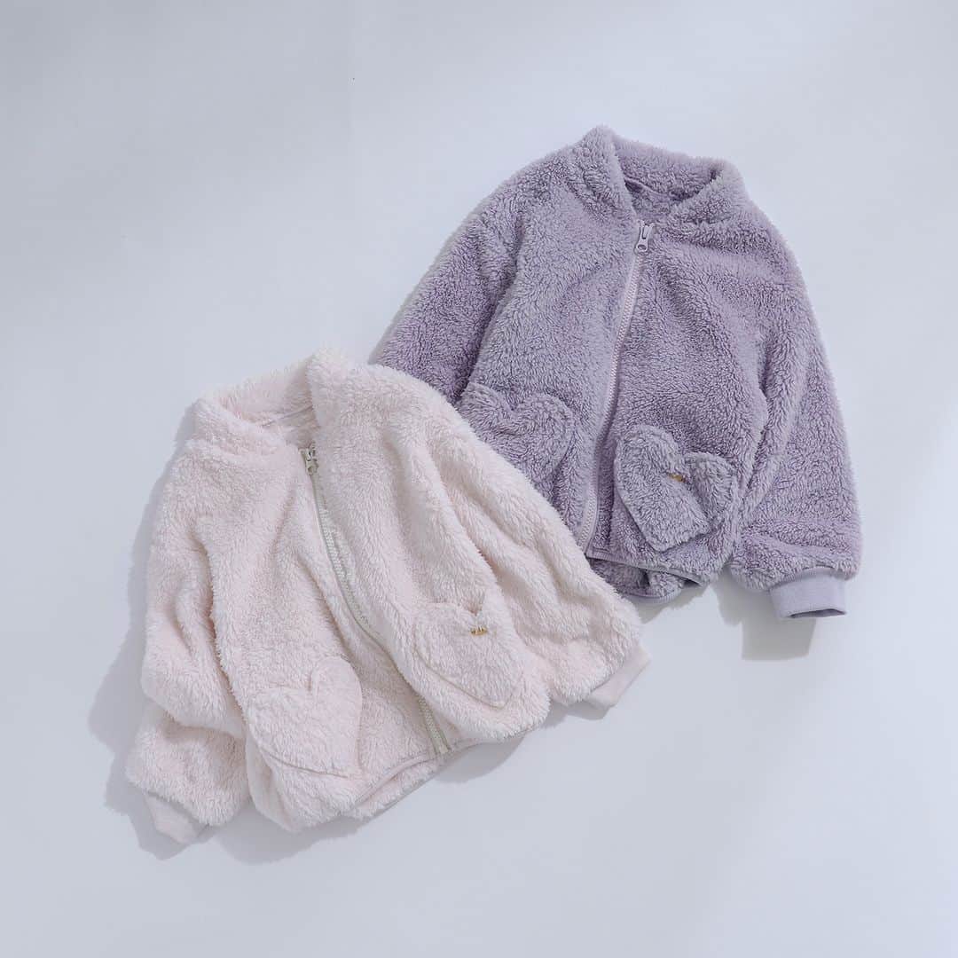 アプレレクールオフィシャルのインスタグラム：「＼アウターCOLLECTION／  ふわふわ暖かいファーフリースジャケット♪ 軽くて持ち運びもらくちん！  袖がたぽっとしたとボリュームのあるデザインで、 着るとふわっとボリュームが出てトレンドライクなシルエットに◎ かわいいハート型のポケットは乙女心をくすぐるデザイン♡  通園通学やおうち時間にもおすすめです！  この冬主役の1枚を見つけてね♪  🏷ハートポケットファーフリースジャケット　￥3,190(税込) （V402043）（80～140㎝）  ▼オンラインストアはこちら @foonline  オンラインストアでも販売中です♪  ======================= 商品詳細や価格は ショッピングタグからご覧いただけます★ =======================  #アプレレクール #apreslescours #アプレキッズ #こどもふく #子ども服 #オシャレキッズ  #子供服 #キッズ服 #ママリ #たまひよ #キッズフォト  #女の子コーデ  #女の子服 #むすめふく  #キッズアウター #キッズ防寒アイテム #ファーフリースジャケット #ファーフリース」