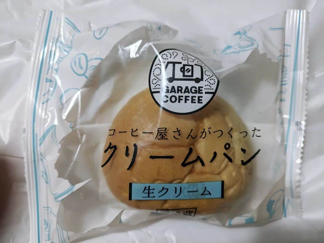 佐藤佐吉さんのインスタグラム写真 - (佐藤佐吉Instagram)「そういえば 先日つい買ってしまった駅売り出張販売のクリームパン 気を失いそうになるほど美味しかった  #コーヒー屋さんがつくったクリームパン　 #GARAGECOFFEE」10月26日 16時27分 - sakichisato
