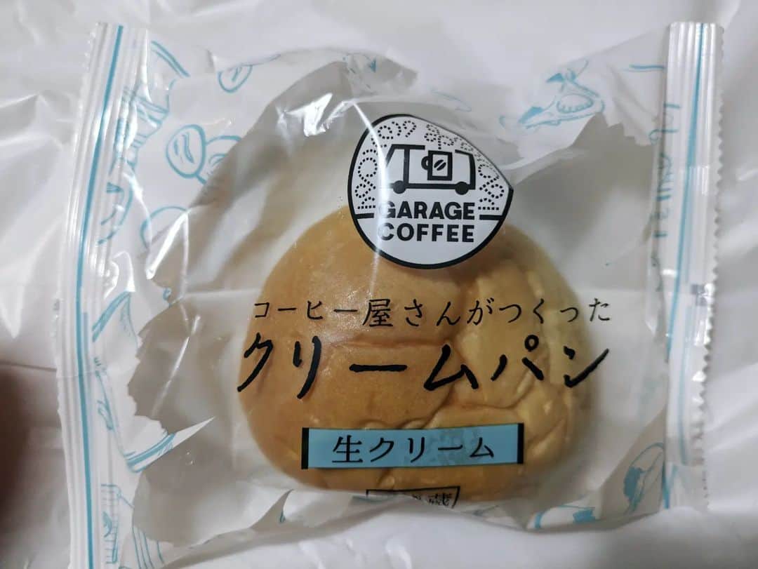 のインスタグラム：「そういえば 先日つい買ってしまった駅売り出張販売のクリームパン 気を失いそうになるほど美味しかった  #コーヒー屋さんがつくったクリームパン　 #GARAGECOFFEE」