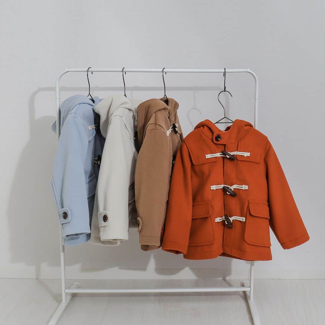 アプレレクールオフィシャルのインスタグラム：「＼アウターCOLLECTION／  毎年大好評のダッフルコート。 定番アイテムですがこれを着るとぐっと上品なコーディネートに♪  ベーシックなキャメル・アイボリーとコーディネートのポイントになるオレンジの3色に加え WEB限定でサックスもご用意しています◎ 明るめカラーなので暗くなりがちな冬のコーディネートを 華やかにしてくれます！  ダッフルコートは固そうなイメージがありますが、 柔らかくて動きやすいところもポイント♪  男の子、女の子どちらも着られるので きょうだおそろいもおすすめ♡  この冬主役の1枚を見つけてね♪  🏷ダッフルコート　￥6,490(税込) （V501013）（80～140㎝） サックスはWEB限定です。  ▼オンラインストアはこちら @foonline  オンラインストアでも販売中です♪  ======================= 商品詳細や価格は ショッピングタグからご覧いただけます★ =======================  #アプレレクール #apreslescours #アプレキッズ #こどもふく #子ども服 #オシャレキッズ  #子供服 #キッズ服 #ママリ #たまひよ #キッズフォト  #女の子コーデ  #女の子服 #むすめふく  #キッズアウター #キッズ防寒アイテム #ファーフリースジャケット #ファーフリース」