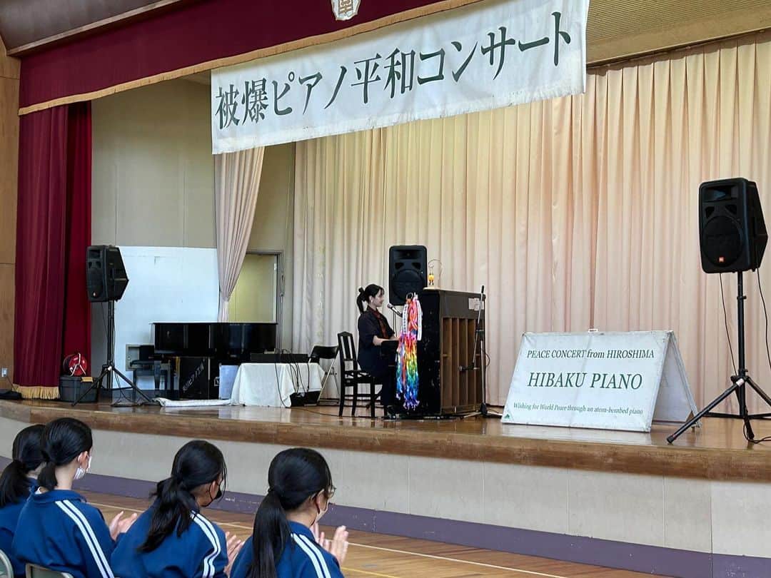 南壽あさ子さんのインスタグラム写真 - (南壽あさ子Instagram)「本日二校目は山形市立金井中学校さんにて、被爆ピアノ平和コンサートで演奏しました。  ALTの先生のピアノ演奏も素敵でした😳🎼 生徒さんたちも真剣なまなざしで聴いてくれました！  金井中学校のみなさん、ありがとうございました🌷  STAFF」10月26日 16時29分 - nasuasaco