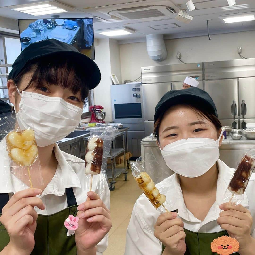 東京ベルエポック製菓調理専門学校さんのインスタグラム写真 - (東京ベルエポック製菓調理専門学校Instagram)「🧁☕️カフェビジネス科🥯🍹  製菓衛生師の受験資格を得るコースの実習で和菓子を作りました！ シャインマスカットとナガノパープルの大福は学生大喜びでした🍇  #東京ベルエポック製菓調理専門学校  #カフェ　#おしゃれカフェ　#カフェビジネス科　#バリスタ　#カフェスタッフ　#日々の暮らし　#手作り　#手作りお菓子　#手作りご飯　#おうちおやつ　#おうちカフェ　#カフェ好きと繋がりたい  #カフェスタグラム  #カフェ部  #コーヒー #西葛西  #専門学校 #学内実習  #カフェ開業  #カフェスイーツ　#おやつ部　#洋菓子  #焼菓子  #東京　#江戸川区　#カフェプロデュース」10月26日 16時29分 - belleseika