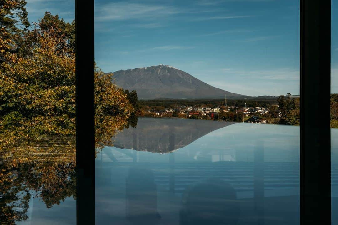 Grand Seikoのインスタグラム：「Snow is visible on the top of Mt. Iwate as seen from the Grand Seiko Studio Shizukuishi. A harsh yet beautiful season is coming to the region.   #grandseiko #aliveintime #grandseikostudioshizukuishi」