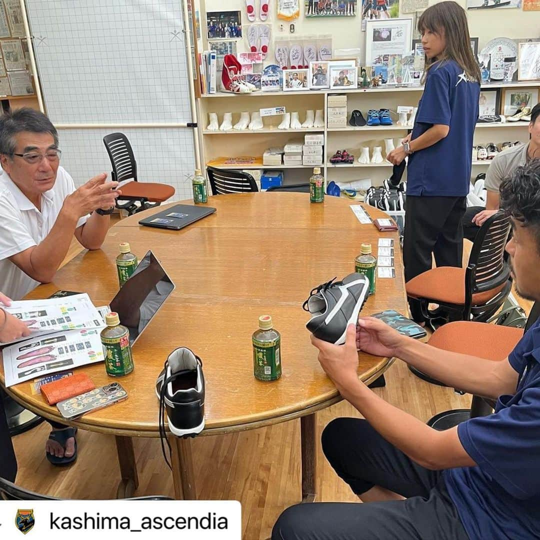 青木剛さんのインスタグラム写真 - (青木剛Instagram)「#Repost @kashima_ascendia with @use.repost ・・・ ・ 【サプライヤー訪問】 AscendiaサプライヤーでもあるBMZ 様を表敬訪問させていただきました！  "足に対する貢献度「世界一」の実現“を掲げて様々なインソール、スパイク、シューズ等を開発されています👣  Ascendiaもサポートしていただき、選手が【足の健康診断】を受けてアドバイスや足・フットゴルフに合ったシューズもオリジナルで開発中です…！  @bmz_inc  いつもサポートありがとうございます！ 足が大事な競技において、欠かせないサポーターとして今後ともよろしくお願いいたします！  《📣オフィシャルトップパートナー☀️》 ☆六左衛門 様 (@rokuza.emon)  【📣オフィシャルメディアパートナー💻】 ☆Locoty 様 (@locoty_rokko)  【📣オフィシャルパートナー🦌】 ☆ツマギアンズ 様 (@tsumagians) ☆丸三老舗 様 (@marusanrouho) ☆うさみ園 様 (@1515usamien) ☆株式会社スミエイ 様 ☆アディッシュプラス株式会社 様(@takuma_is) ☆明盛宏産株式会社 様 (@meisei_kousan) ☆飯島自動車工業 様 ☆株式会社田口商事 様 ☆ミツギ写真 様(@mitsugishashin)  《📣オフィシャルトップサポーター☀️》 ☆トライレイクゴルフクラブ 様 (@goruhupuraza)  【📣オフィシャルサポーター🦌】 ☆くるりん森 様 (@kururinmori_kashima) ☆有限会社大川交通 様 ☆豆ぱん 様 (@mamepan5656) ☆K3Cafe 様 (@k3cafe) ☆おくだ鍼灸マッサージ院 様 (@okuda_kashima)  ☆鹿畑ポテト小屋 様 (@shikaclub) ☆みちくさ 様 (@michikusa_kashima) ☆遊酒宮なか 様 (@yuushumiyanaka) ☆有限会社誠和運輸 様 ☆REイッソクダイシｨｨｨｨ 様 ☆アクアショップアレンジ 様(@aqua_shop_arrange2021 ) ☆おおつき接骨院 様( @otsukisekkotsuin_kashima )  【📣オフィシャルサプライヤー👕】 ☆CALDEIRA 様 (@caldeira_tokyo) ☆BMZ 様 (@bmz_inc)  #鹿島Ascendia  @kashima_ascendia #フットゴルフ #パートナー様募集中  #FOOTGOLF #FOOTGOLFDREAM #感謝 @footgolfdream_official」10月26日 16時30分 - takeshiaoki15