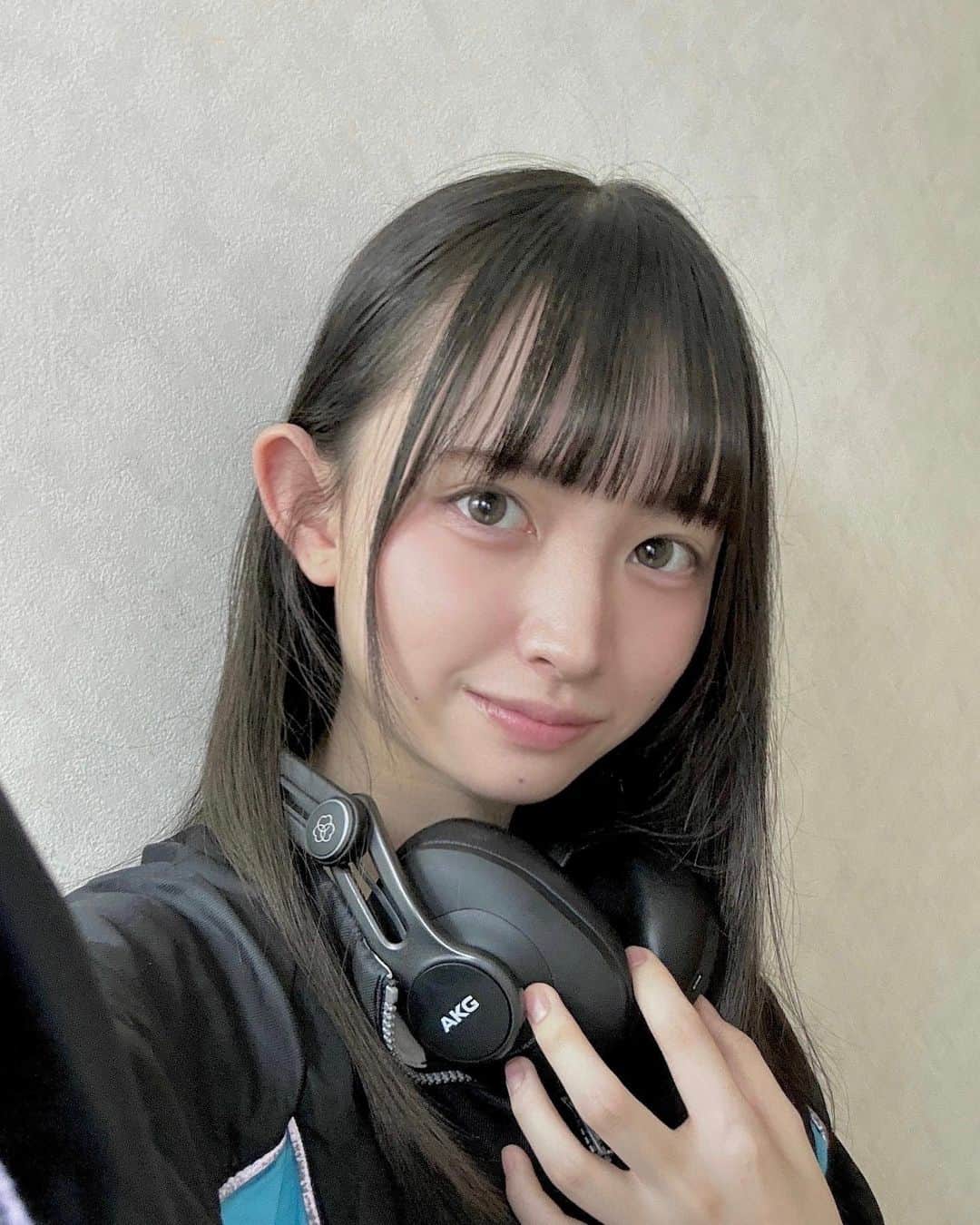 のインスタグラム：「実はヘッドホン新しくなりました✨ ヘッドホンはいつも一緒で常に持ってないと落ち着かないです、、友達です🫶🏻 前のヘッドホンも捨てられずにいます😞 あと最近寒くてパジャマ謙部屋着のジャージ復活‼︎ ・ ・ ・ #ヘッドホン」