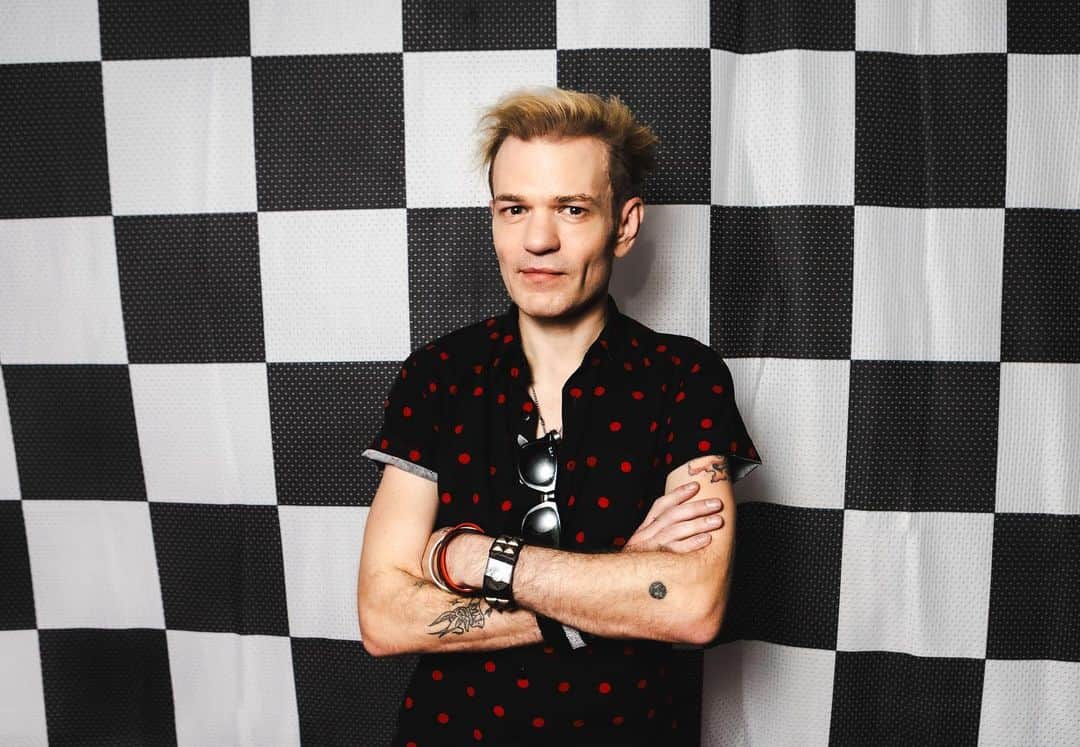 Rock Soundのインスタグラム：「Sum 41’s Deryck Whibley, photographed backstage at When We Were Young Festival 2023  📸 by @jennfive for Rock Sound  #sum41 #poppunk #whenwewereyoungfestival」