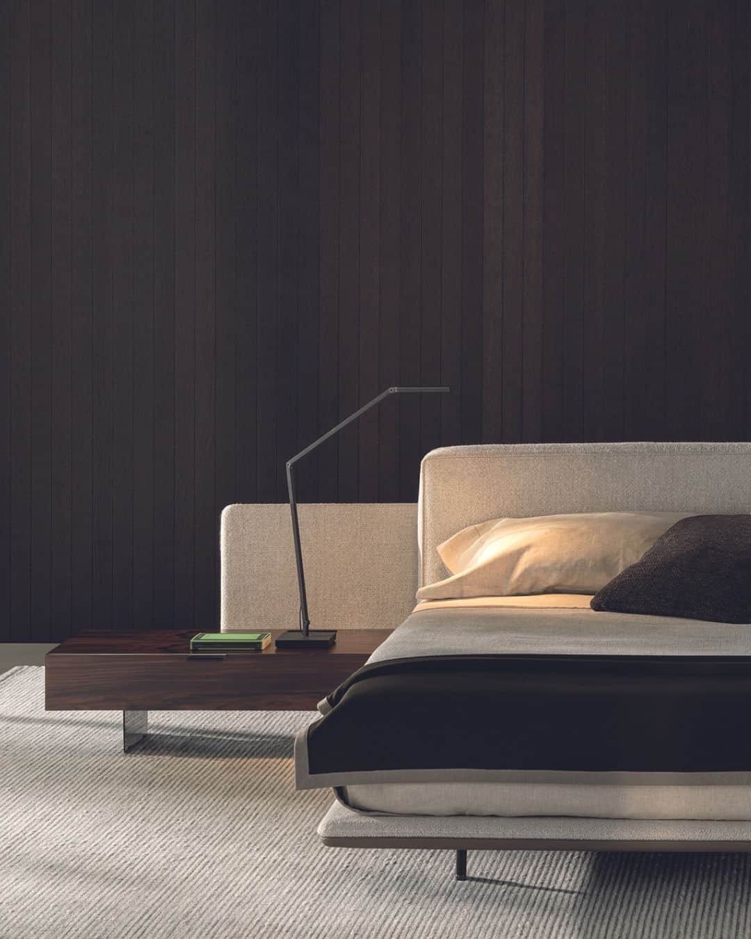 Minotti Londonのインスタグラム：「Horizonte Bed is the natural evolution for the night area of the Horizonte modular seating system.  Designed by @mkogan27 / @studiomk27, it is characterised by the rigorous and light horizontal line that inspires the design of the entire system.  Tap the link in our bio to discover the Horizonte bed.  #horizonte #minotti #minottilondon #marciokogan #studiomk27 #interiordesign #design #luxuryfurniture #madeinitaly #italianstyle #italianfurniture」