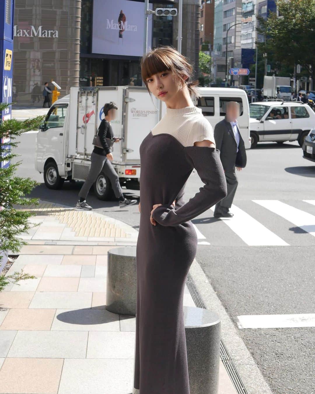 荻野由佳のインスタグラム：「本日は明後日のフェスのフィッティングなどがありました〜〜！！ 気温は比較的あたたかかったですね🎃  普段はカジュアルな服を着るのが好きなので 私服でこういう系統を選ぶのは、 割と珍しいかもしれないです！😆」