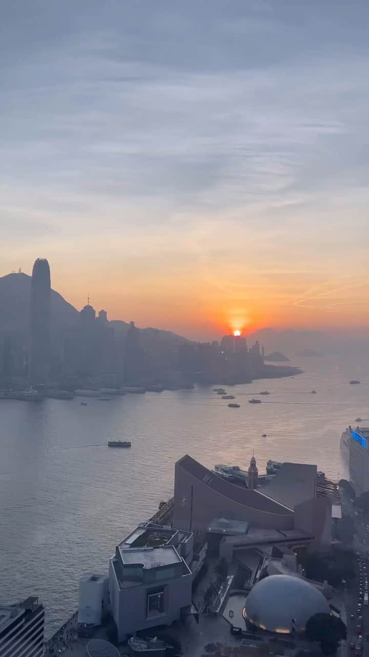 スージー・ロウのインスタグラム：「Finally back in 🇭🇰🇭🇰🇭🇰 after four years  Some very simple objectives… ☑️ Stuffing delicious everything into the kids’ mouths ☑️ Absorbing Cantonese at will because Nico has actively been asking to learn so that she can speak to the grandparents  ☑️ And for me ?  Breathing back some of that eau de HK air because I’ve missed so many things about this high contrast city I call my spiritual second home  Have to thank @rosewoodhongkong for welcoming us back with the most epic skyline view 🏙️🌃🌇 #RosewoodHongKong」