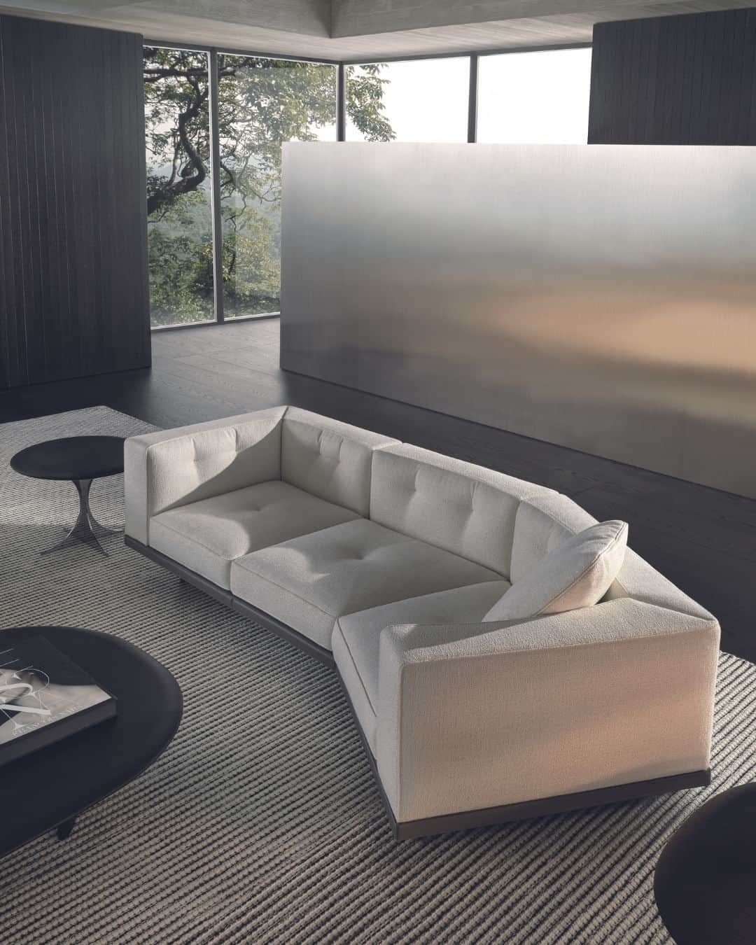 Minotti Londonのインスタグラム：「The rigorous and welcoming modular seating system Dylan is also available in a version with a more compact seat depth. Introducing Dylan Small, a system that combines the sophisticated aesthetics of its cushions with the lightness of a contemporary base raised 13,5 cm from the floor.  The upholstered volumes are reduced in depth, making Dylan Small a perfect fit even in smaller domestic environments or in Hospitality spaces.  @rodolfodordoni design.  Tap the link in our bio to discover the Dylan Small Sofa.  #dylan #minotti #minottilondon #rodolfodordoni #interiordesign #design #madeinitaly #italianfurniture #italianstyle #sofa #luxurysofa #luxuryfurniture」