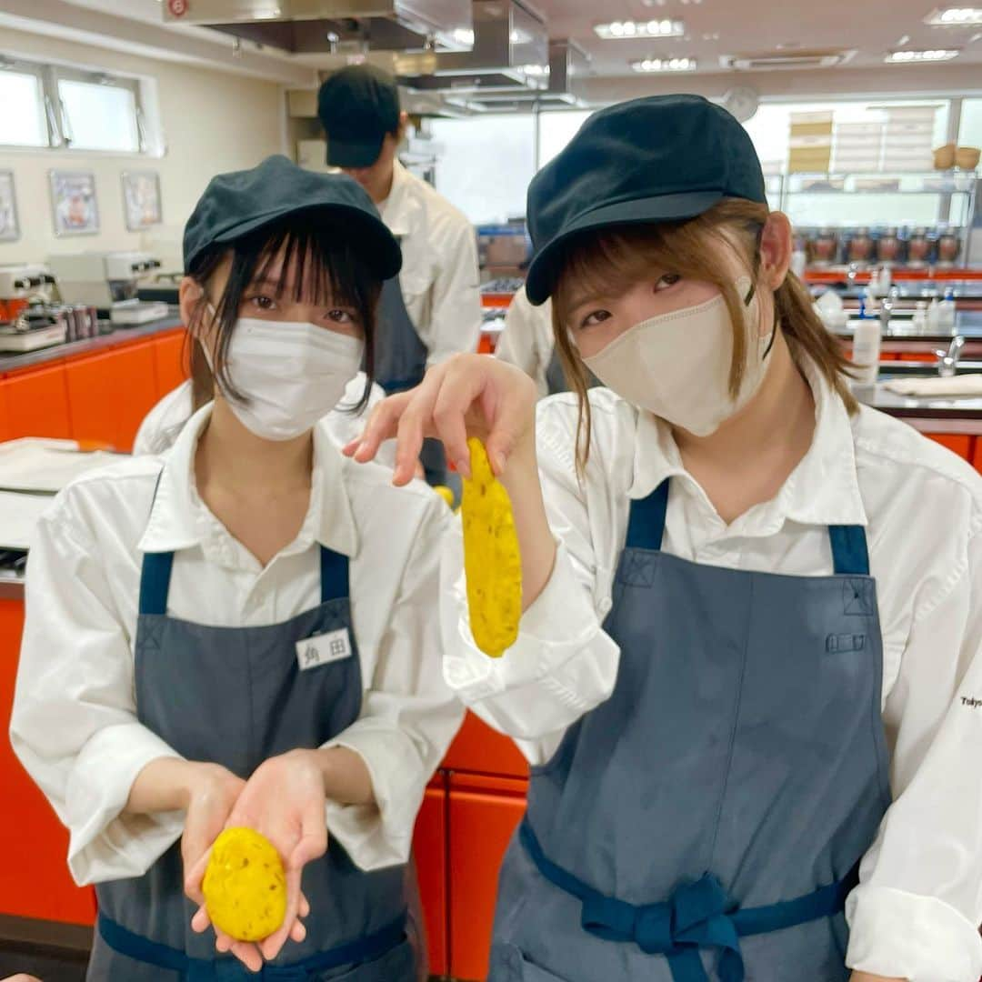 東京ベルエポック製菓調理専門学校さんのインスタグラム写真 - (東京ベルエポック製菓調理専門学校Instagram)「🧁☕️カフェビジネス科🥯🍹  店舗実習に向けて、先輩達が考えたオリジナルベーグルを作りました！ 今年はどんなベーグルが出来るか楽しみです🥯  #東京ベルエポック製菓調理専門学校  #カフェ　#おしゃれカフェ　#カフェビジネス科　#バリスタ　#カフェスタッフ　#日々の暮らし　#手作り　#手作りお菓子　#手作りご飯　#おうちおやつ　#おうちカフェ　#カフェ好きと繋がりたい  #カフェスタグラム  #カフェ部  #コーヒー #西葛西  #専門学校 #学内実習  #カフェ開業  #カフェスイーツ　#おやつ部　#洋菓子  #焼菓子  #東京　#江戸川区　#カフェプロデュース」10月26日 16時39分 - belleseika