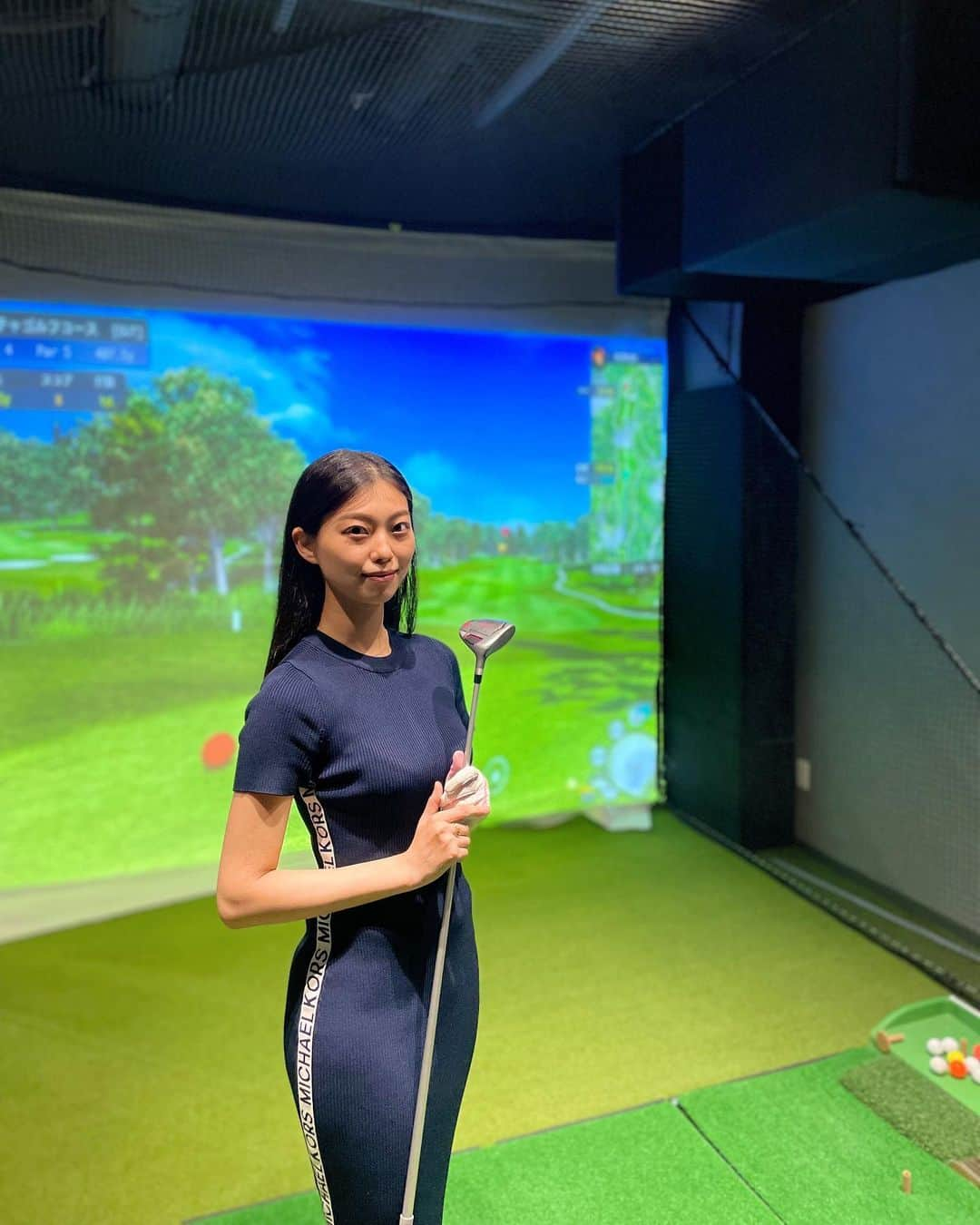 大庭絃子のインスタグラム：「⁡ 📍 GolFair(ゴルフェア) / 九段下 少しご無沙汰なインドアゴルフ⛳️ 夏にオープンしたGolFairへ。 ⁡ 都内で手ぶらで出来るので、リハ後にそのまま直行しました🎻🙆‍♀️ ⁡ ✔︎手ぶらでOK(シューズ、クラブは無料レンタル) ✔︎半個室なので1人でも友人とでも集中して練習できる ⁡ 最新シュミレーターが使えたり、国内の様々なコースを回ったり・・練習場としてとっても充実してました✨ 月に数回、ゴルフレッスン(ワンコイン!)も開催しているそうです。 モチベーション上がったので今シーズンのラウンドが楽しみになりました☺️ ⁡ ⁡ GolFairゴルフェア / 九段下徒歩1分(24h365日営業) ⁡ PR @golfair_kudanshita #golfair #シミュレーションゴルフ #インドアゴルフ #100切り #アプローチ練習 #室内ゴルフ #東京ゴルフ #ゴルフシミュレーション#ゴルフ初心者女子」