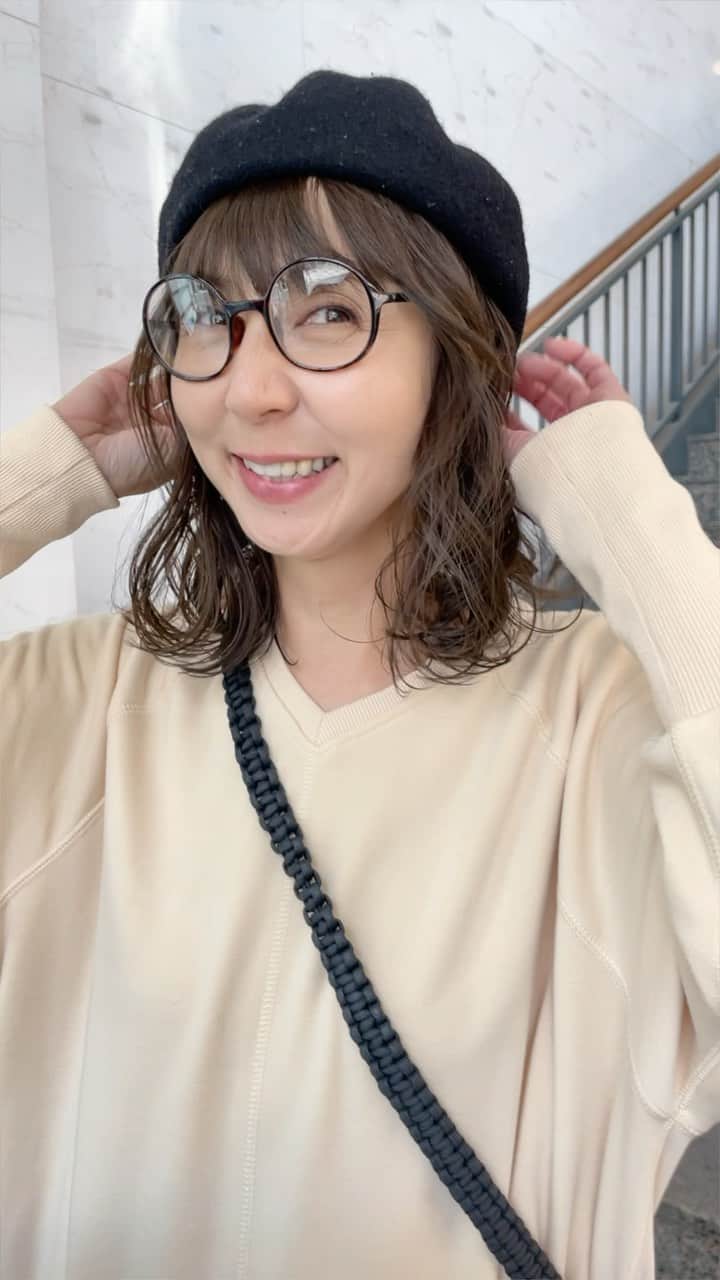 田中真奈美のインスタグラム：「さおりさん💓ヘアーのお手入れ💓 秋を感じるオリーブベージュに✨ . ベレー帽を被ってる姿も可愛いです🤭🎵 さおりさんといろいろな話をしながらお勉強になったり癒されたり✨毎回楽しいです💓 . いつもありがとうございます！ また年末にお待ちしてます〜🥰🙌🏻✨ . . . #福岡ママ #福岡美容室 #天神美容室 #大名美容室」