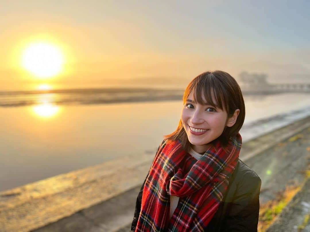 澤田愛美のインスタグラム：「.  1枚目の写真は平内町・浅所海岸の朝日🌅  けさは白鳥が渡来しているこちらで 神秘的な景色を撮影してきました✨  そしてその後は 県内の紅葉スポットで取材を！ 深まる秋を堪能しました🍁  このあと午後6時15分〜の ハレのちあした県内ニュースで放送予定です。 ぜひご覧下さい☺️  .   #白鳥 #朝日 #早朝 #紅葉 #青森 #城ケ倉大橋 #酸ケ湯温泉 #青森朝日放送 #ハレのちあした #ニュース #取材 #報道 #アナウンサー」