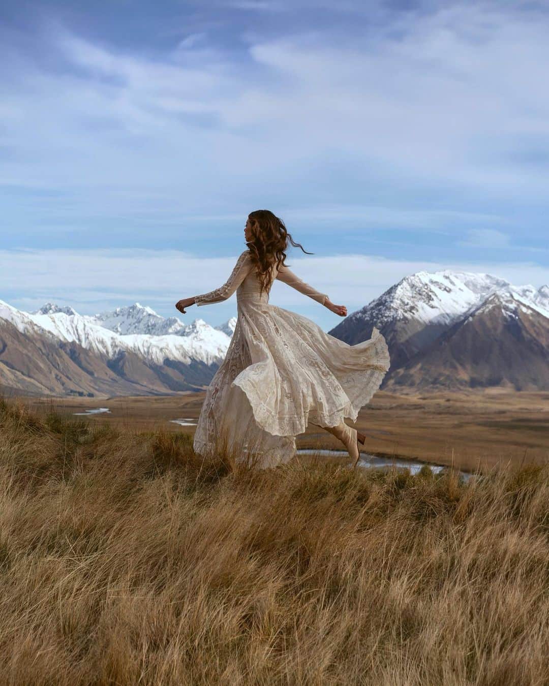 タラ・ミルクティーのインスタグラム：「she’s like the wind 🌬️」