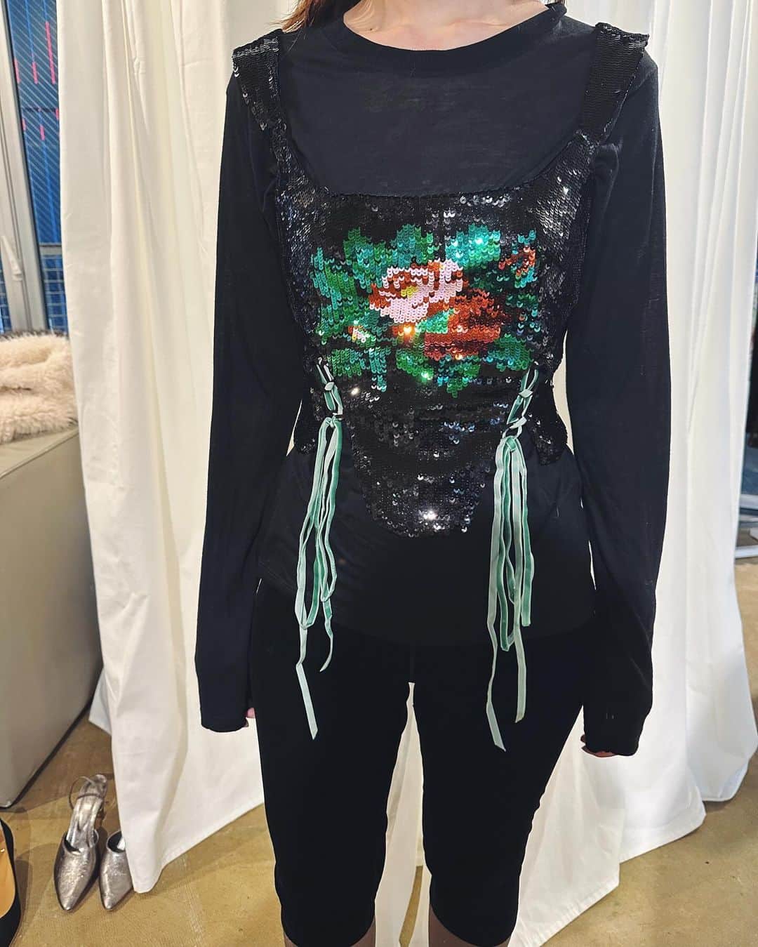 エディットフォールルのインスタグラム：「. yuhan wang @yuhanwangyuhan  10.27 11:00 new in  23aw main collection 🤍  rose sequin corset top ¥63,000+tax knot herrinbone trousers ¥70,000+tax」