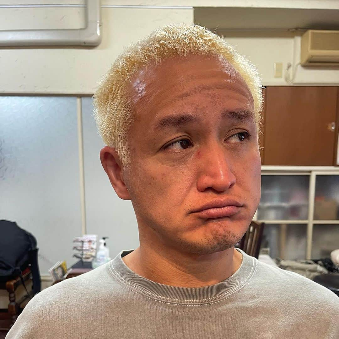 杉本知香さんのインスタグラム写真 - (杉本知香Instagram)「福ちゃんの貴乃花親方ものまね🤣 どれが本物の親方かわからなくなるー🤣 　 ネゴちゃんデザインの南キャン山ちゃんTシャツ 気に入り過ぎてヘビロテ😆  #中目黒美容室 #ガリットチュウ福島#ガリットチュウ#福島善成 #貴乃花親方 #ネゴシックス#バキバキモンスター」10月26日 16時51分 - sugimotoc