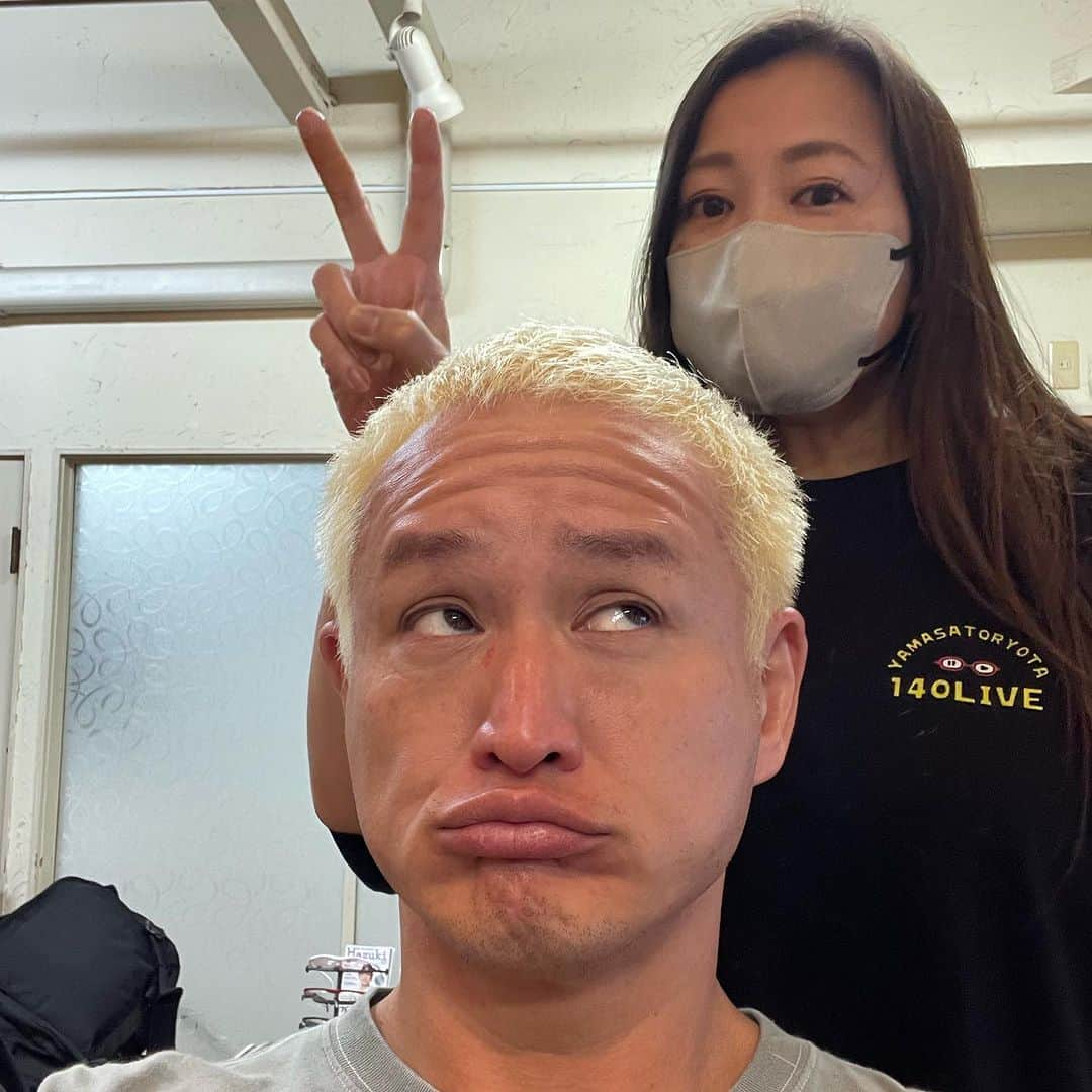 杉本知香のインスタグラム：「福ちゃんの貴乃花親方ものまね🤣 どれが本物の親方かわからなくなるー🤣 　 ネゴちゃんデザインの南キャン山ちゃんTシャツ 気に入り過ぎてヘビロテ😆  #中目黒美容室 #ガリットチュウ福島#ガリットチュウ#福島善成 #貴乃花親方 #ネゴシックス#バキバキモンスター」