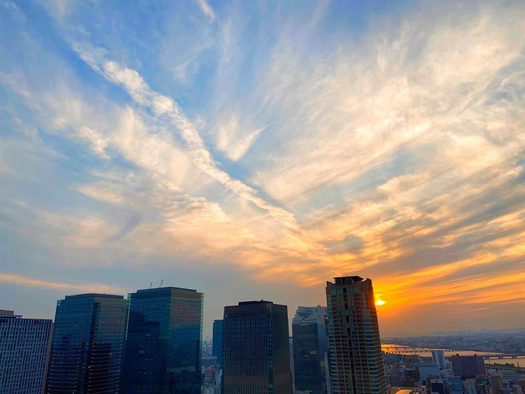 のインスタグラム：「癒しの大阪夕日 お裾分け  夕日に感謝  #マルシア」