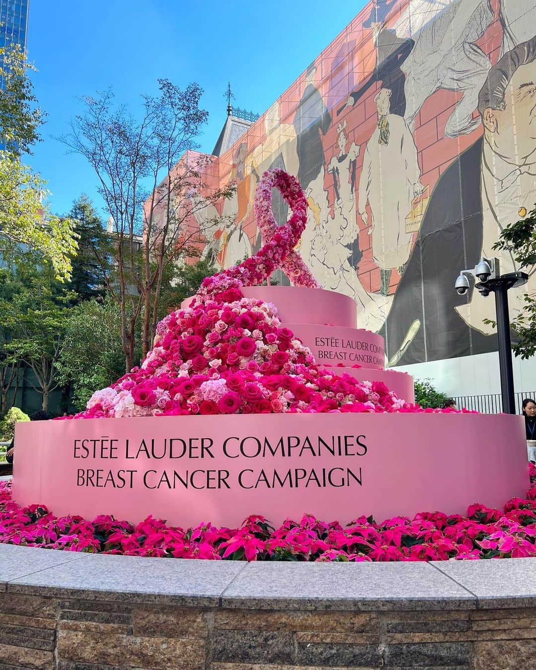 WWDジャパンさんのインスタグラム写真 - (WWDジャパンInstagram)「【イベント取材】エスティ ローダー カンパニーズ（ESTEE LAUDER COMPANIES）は、毎年10月に行っている乳がんキャンペーンの一環として、26日から東京・丸の内ブリックスクエアでイベントをスタート🩷🎀ピンクリボンを模ったフォトスポットの設置やフラワーバルーンなどの配布を行います。  また、インスタグラムで指定のアカウント @esteelaudercompaniesのメンションと、ハッシュタグ #TimeToEndBreastCancer #乳がんのない世界へ をつけてフィード投稿すると募金につながる2つの施策を実施。10月1〜31日の期間は、1投稿につき25ドル（約3700円）、最大7万5000ドル（1120万円）が米国乳がん研究基金に寄付され、10月26〜31日の期間は、1投稿につき2500円、最大100万円がJapan Breast Cancer Research Groupに寄付されます。  初日には、ジェームズ アクィリナELC ジャパン職務執行者社長と乳がん研究に携わる北野敦子医師によるセレモニーが行われ、乳がんに関する理解や知識啓蒙を呼びかけました。  ■PINK ME MARUNOUCHI 日時：10月26日〜11月1日　※フラワーバルーンの配布は11:00〜13：00を予定 場所：丸の内ブリックスクエア 住所：東京都千代田区丸の内2-6-1  #エスティローダーカンパニーズ#ESTEELAUDERCOMPANIES#ピンクリボン#TimeToEndBreastCancer #乳がんのない世界へ#PINKMEMARUNOUCHI#丸の内」10月26日 17時07分 - wwd_jp