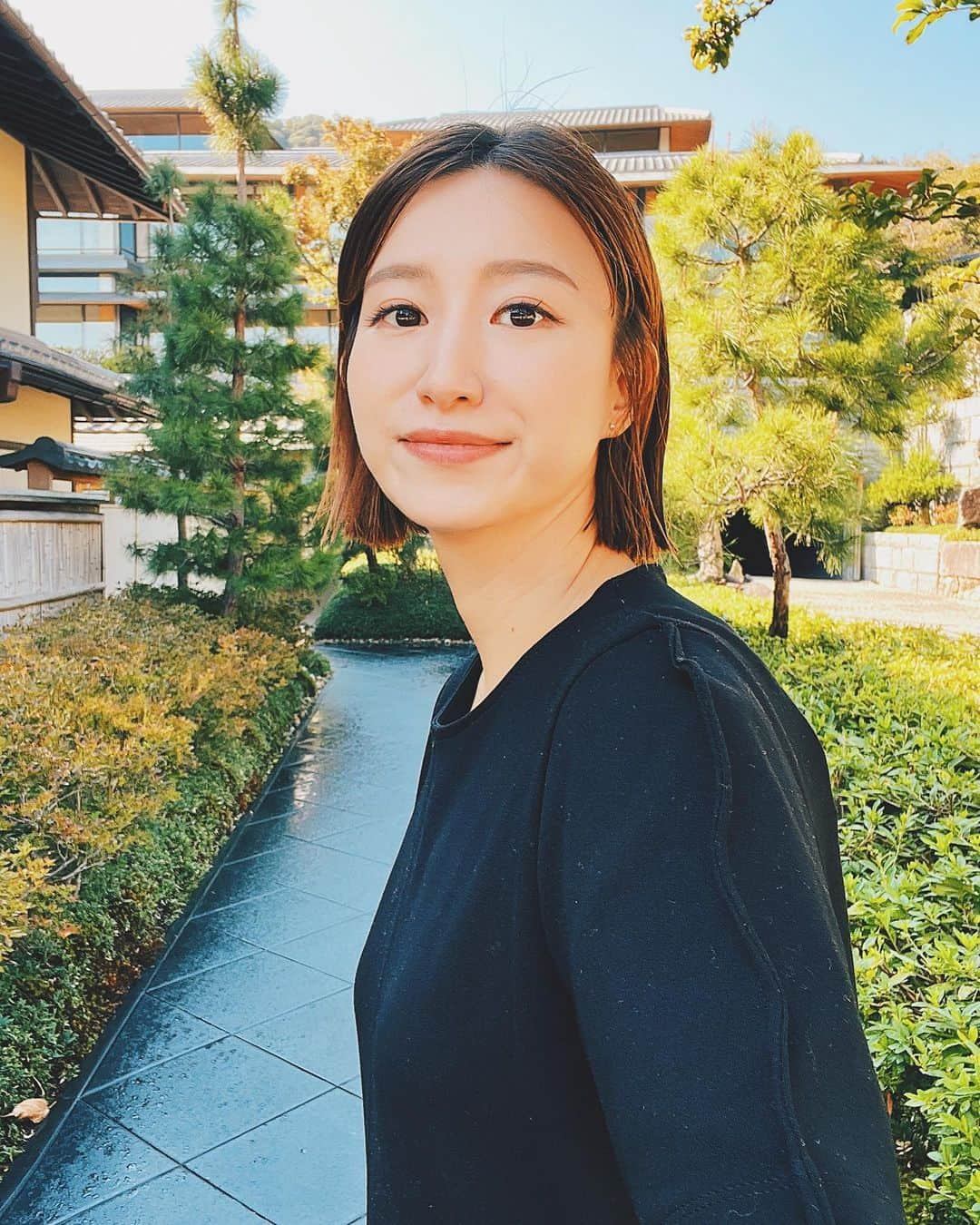 伊藤沙菜さんのインスタグラム写真 - (伊藤沙菜Instagram)「・ 🌿KYOTO🌿 #まだ24度ある京都 #朝のお散歩めちゃくちゃ気持ちよかった #すましているがアホ毛がすんごい #黒い服なもんだから白いのが目立つ #起きたら京都だなんて幸せ #リフレッシュいただきました #これから帰りやんす #いろんなヒントをもらえた旅 #明日からまたふんがふんががんばるど」10月26日 17時05分 - 37room_official