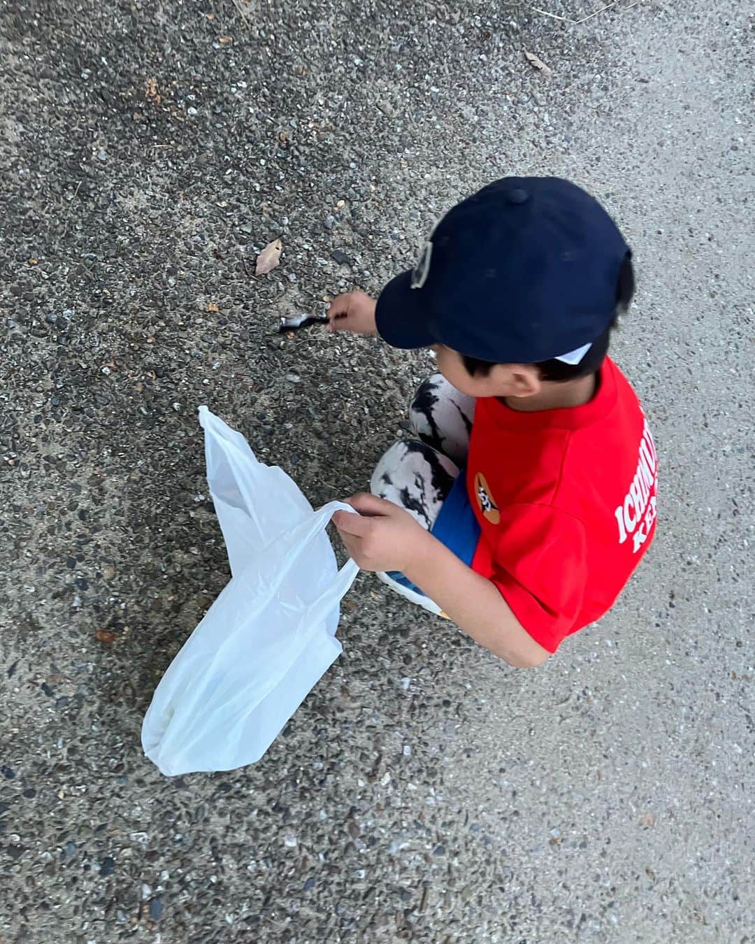 右手愛美さんのインスタグラム写真 - (右手愛美Instagram)「急にゴミ拾いを始めた長男。 • 最初は「汚いから！」と言ってしまったのですが、「だって公園汚いでしょ。」と🥲 たまたま持っていたビニール袋にたくさんゴミを集めてご満悦でした❕ • ゴミは無い方がいいね☺️✨きれいになったら気持ちいいもんね〜とシンプルな気持ちを思い出した夕方です。 #4歳11ヶ月  #息子 #息子から学ぶ #君はしゅごいなぁ」10月26日 17時06分 - utemanami