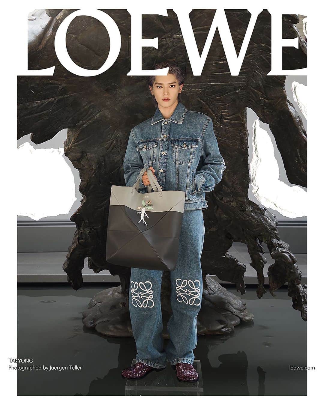 Loeweさんのインスタグラム写真 - (LoeweInstagram)「Global brand ambassador TAEYONG for LOEWE Spring Summer 2024 precollection.  글로벌 브랜드 엠버서더 태용과 함께한 로에베의 2024 봄-여름 프리컬렉션을 만나보세요.  Photography Juergen Teller Creative direction Jonathan Anderson  Creative partner Dovile Drizyte Styling Benjamin Bruno  Production Holmes Production  Artwork by Lynda Benglis, Crescendo, 1983-1984/2014-2015 Bronze © 2023 Lynda Benglis / Licensed by VAGA at Artists Rights Society (ARS), NY. Courtesy of the Artist and Pace Gallery, New York.  #LOEWE #LOEWESS24」10月26日 16時59分 - loewe