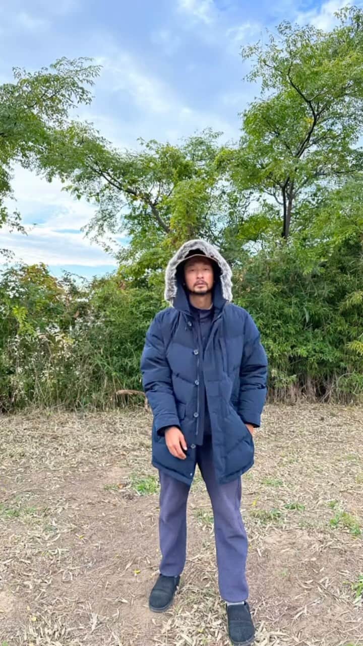 春日潤也のインスタグラム：「段々と冬が近いてきてる⛄️ 早速展示会でオーダーした2点が届いたから早速着てみたよ✌️ ＠josephabboud_jp Pe/Nyピーチ ダウンコート 出番がそろそろ😎 あえて2Lのオーバーサイズをチョイスしたので暖かい空気に包み込まれる様な着心地がたまりません😁  今の時期は寒暖差があるからサラッと羽織れるアウターがあると便利だよね ワックスクロス×テ―ム・ヤルビーは丁度いいから出番多くなりそう😎  #josephabboud #ジョセフアブード #ジョセフアブードマウンテン #outdoor #アウトドア #camp #キャンプ #キャンプ場」