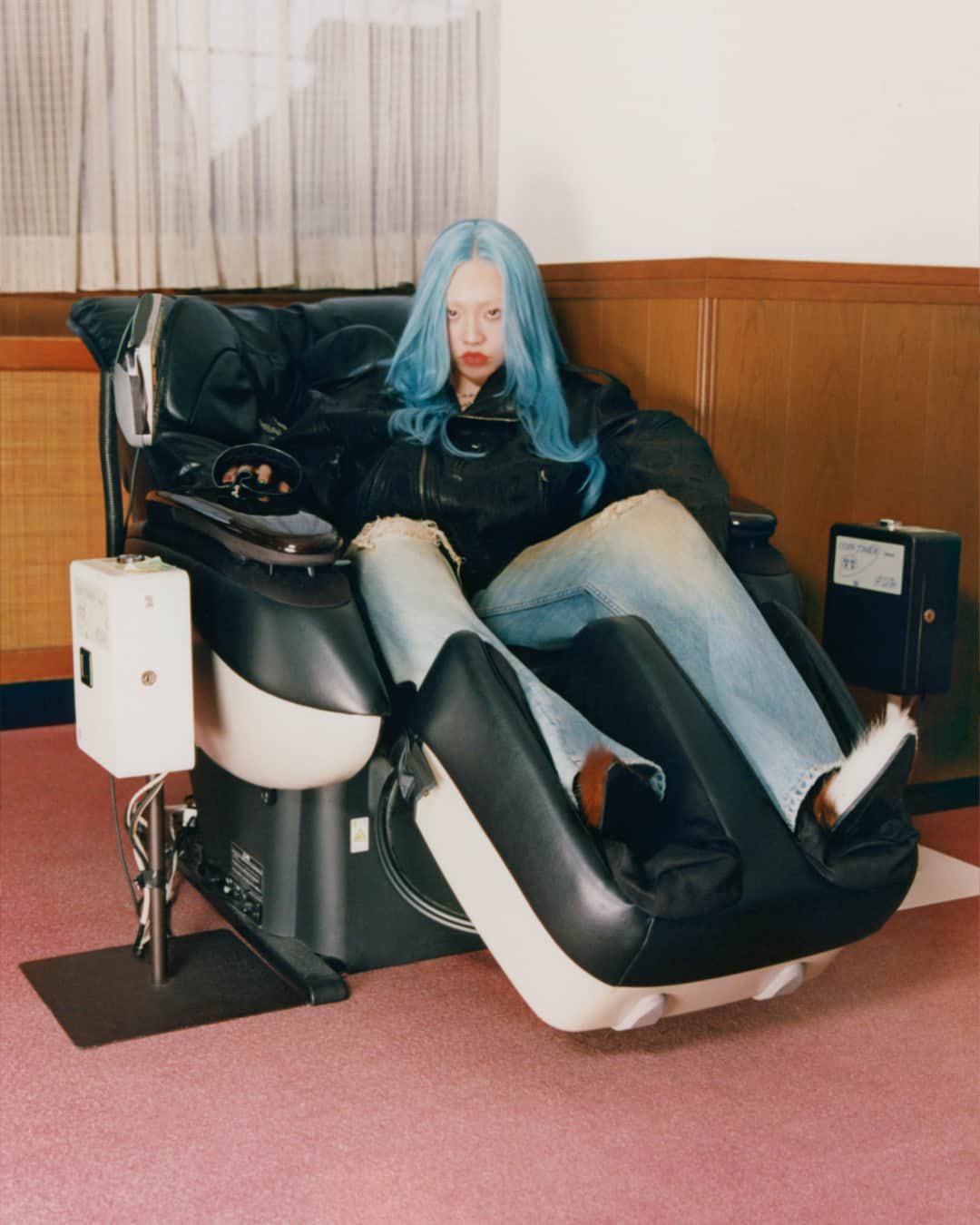 のインスタグラム：「In the hot seat with #Chanmina (@Minachanxx), captured by #FishZhang (@Fiiiiiish) wearing FW23 denim. The South Korean-Japanese artist released her latest album ‘Naked’ this year and will start her ‘Area of Diamond 2’ tour in December.⁣ ⁣ #AcnePeople⁣ ⁣ Photographer: #FishZhang (@Fiiiiiish)⁣ Stylist: @Leopolda.Duchemin⁣ Hair: @YutaKitamuraHair ⁣ Make-Up: #YukoNozaki (@Nozaking42)」