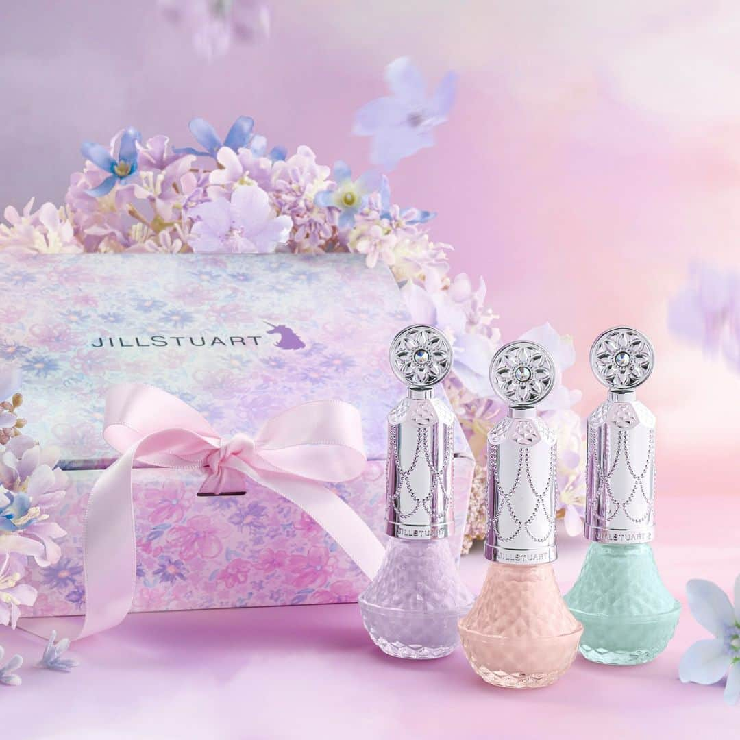 JILLSTUART BEAUTYのインスタグラム：「JILL STUART Holiday Collection Limited Items 〜unicorn utopia〜 11月10日(金)発売 【店頭】11月3日(金)より予約開始 【公式オンラインショップ】11月6日(月)より予約開始  ■フレグラント ネイルラッカー　ユニコーンユートピア 幸福感のあるやわらかな香り。 ぷっくりとしたツヤと上質な発色を叶えるネイルカラーから、ホリデーコレクション限定品として3色登場。 絶妙なラメできらめくユニコーンカラーが、 特別な日の指先を彩ります。  #jillstuart #jillstuartbeauty #ジルスチュアート #ホリデーコレクション #ユニコーンユートピア #コフレ #クリスマスコフレ #リップ #リップブロッサム」