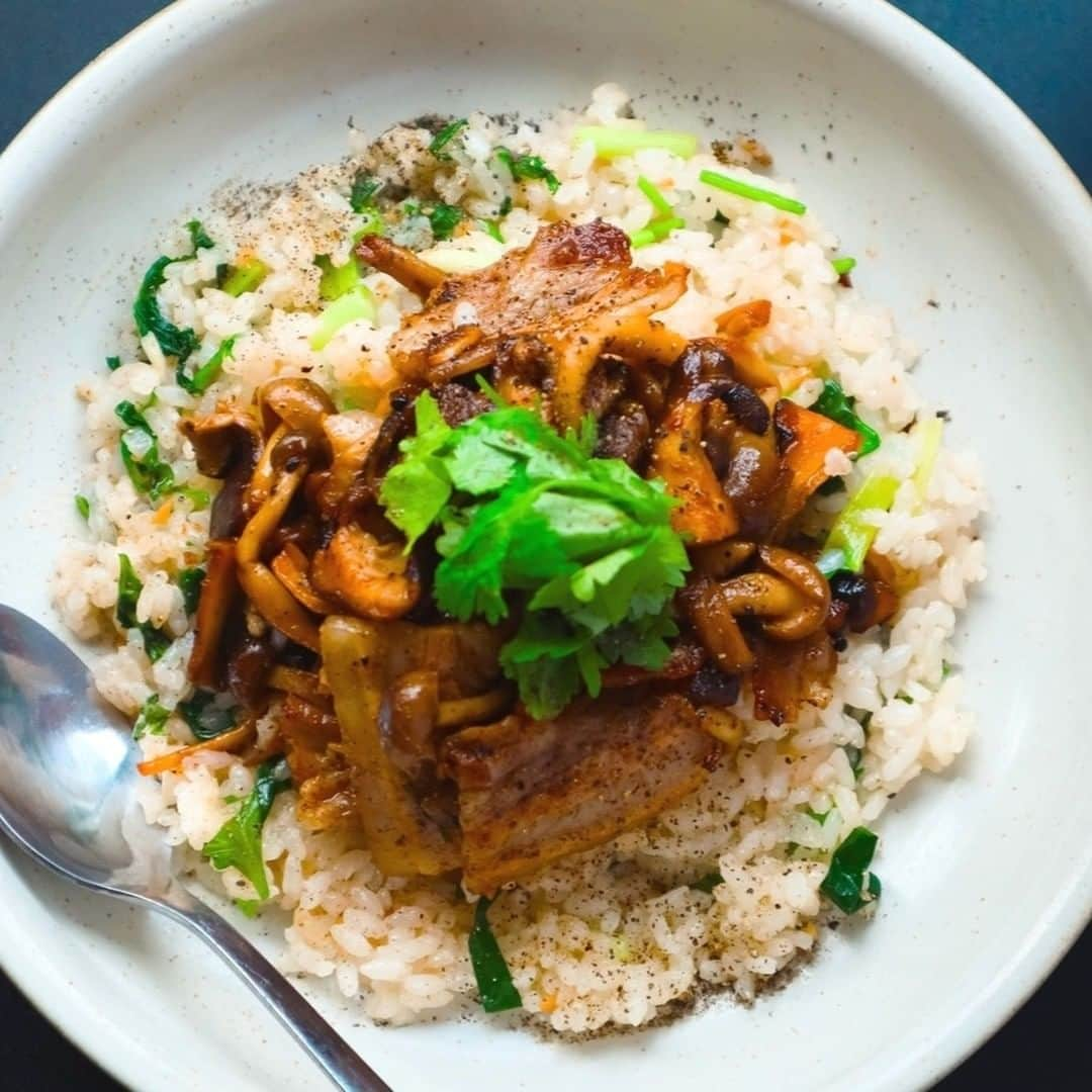 メシ通のインスタグラム：「メシ通的ワンプレートご飯  手っ取り早くアジアご飯を食べたいぞ ってときは、 ナンプラーとトマトケチャップ、オイスターソースで味付け  豚バラ×ナンプラー×ケチャップが超しっくり。ワンパン10分レシピでアジアの屋台メシっぽいやつhttps://www.hotpepper.jp/mesitsu/entry/kiyamamoto/2023-00913  #メシ通 #mesitsu #豚バラときのこのエスニック風バターソテーライス #豚バラ #しいたけ #しめじ #パクチー #小ねぎ #にんにく #バター #ナンプラー #オイスターソース #トマトケチャップ #こしょう #ご飯 #バターソテー #アジアめし #おつまみ #ランチ #ディナー #おうちごはん #家飲み #ビール #自炊 #レシピ #KiYamamoto #レシピブログ」