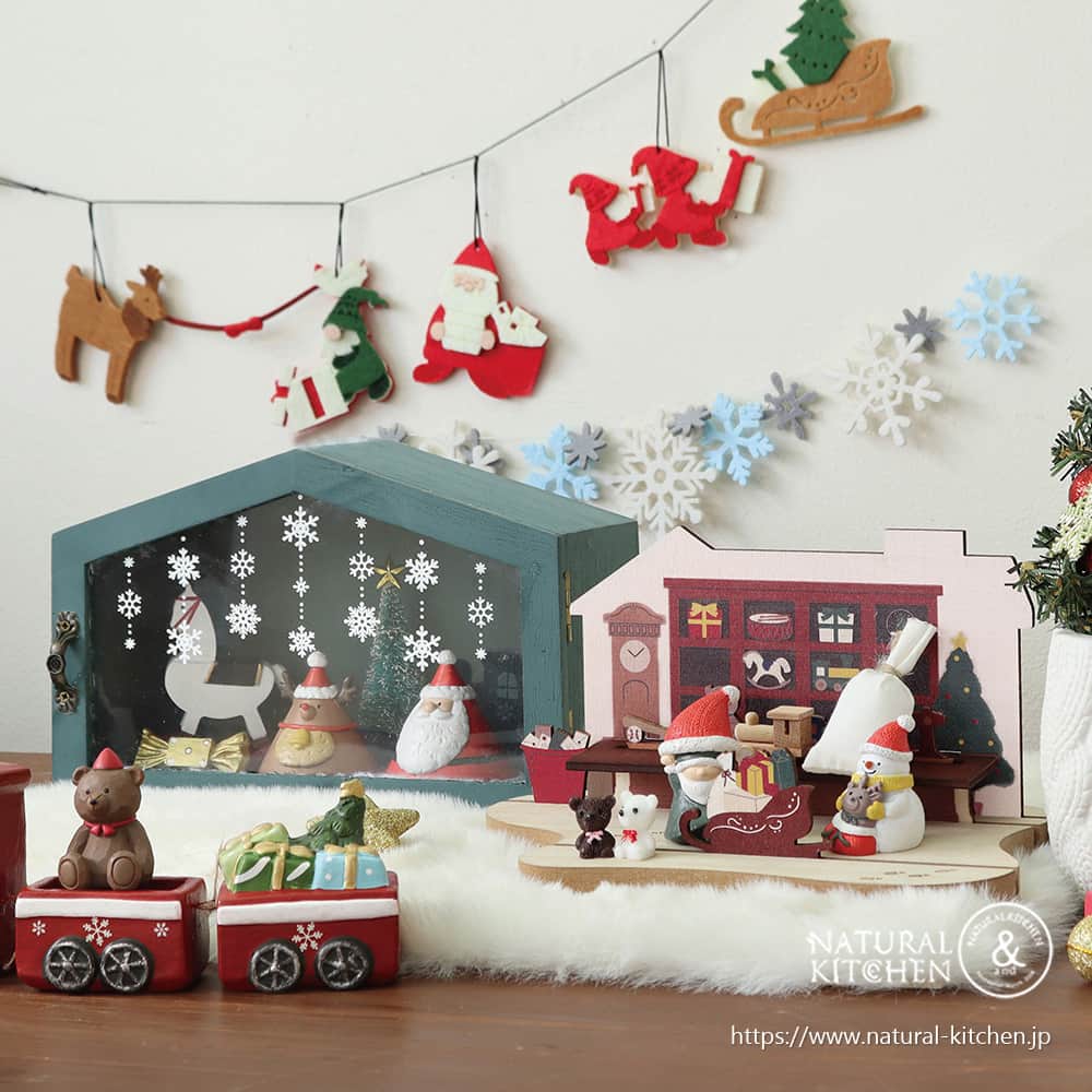 ナチュラルキッチン / ナチュラルキッチン アンドさんのインスタグラム写真 - (ナチュラルキッチン / ナチュラルキッチン アンドInstagram)「.   サンタやスノーマン・ニッセたちが、おもちゃ工場でクリスマスプレゼントの準備に大忙し💦  子供たちが笑顔でクリスマスの朝を迎えられるように、たくさんのおもちゃを乗せたトロッコやトナカイのソリが間もなく出発🦌🎁  本格的に寒くなる前にクリスマスの世界観を飾りはじめませんか？     ご紹介しました一部商品はオンラインショップでも販売中！ ぜひサイトもチェックしてみてくださいね。     ✂︎ ————————– ✂︎ オンラインショップは店舗と異なり”毎週火曜日”に新商品の販売を開始いたします。 商品ラインナップや販売開始日は【オンラインショップ▶▶RELEASE INFO(販売予告情報)】をご覧ください。 ✂︎ ————————– ✂︎     ▶木彫り風オブジェ テディベア (W2.5×D3×H4cm) ¥110(税込)  ▶ボールオーナメントセット スター (レッド×ゴールド) (ボール3個：φ2cm/星3個：3.5cm) ¥110(税込)  ▶ボールオーナメントセット スター (ゴールド×ホワイト) (ボール3個：φ2cm/星3個：3.5cm) ¥110(税込)  ▶木製フレームスタンドサンタのおもちゃ工房 (W19.5×D12×H10cm) ¥330(税込)  ▶ミニチュアオブジェセットおもちゃ (クマ：W1.5×D1×H1.5cm､汽車：W2.5×D1.5×H1.5cm､袋：W4×D1.5×H5.5cm) ¥330(税込)  ▶5連フェルトオーナメント プレゼント準備中 (W50×D0.5×H10cm) ¥330(税込)  ▶フェルトオーナメント 結晶ロング スマート (ライトブルー) (W57×D0×H5.5cm) ¥330(税込)  ▶ディスプレイケース ハウス 雪の結晶 (ブルーグリーン) (W20×D8×H13cm) ¥550(税込)  ▶オブジェ 3段プレゼント (W4.5×D3.5×6cm) ¥110(税込)  ▶インテリアポット ニットエンボス (ホワイト) (W10×D10×H9cm) ¥330(税込)  ▶オブジェ クリスマストレイン (汽車：W5.5×D3.5×H6.5cm/トロッコ：W5.5×D3.5×H6cm) ¥330(税込) ※汽車とトロッコは赤いゴムで連結しています  ※下記商品は店舗入荷時期が異なります※ 入荷時期はInstagramストーリーズにてご案内いたします。 ▶オブジェ 三角サンタ (W5×D5×H4.5cm) ¥110(税込) ▶オブジェ 三角トナカイ (W4.5×D4.5×H4.5cm) ¥110(税込)  #ナチュラルキッチン #ナチュラルキッチンアンド #ナチュラルキッチンアンドセレクト #naturalkitchen  ⚠️時間短縮営業を行っている店舗がございますので、ご来店の際には各商業施設のホームページ情報をご確認くださいませ。  #クリスマスインテリア #クリスマス雑貨 #サンタオブジェ #ニッセ #冬支度 #クリスマスオブジェ #玄関インテリア #クリスマス飾り #オーナメント #雑貨好き #季節を楽しむ #暮らしを彩る #ミニチュア好き #クリスマス準備 #トナカイ #ソリ」10月26日 17時00分 - naturalkitchen_official