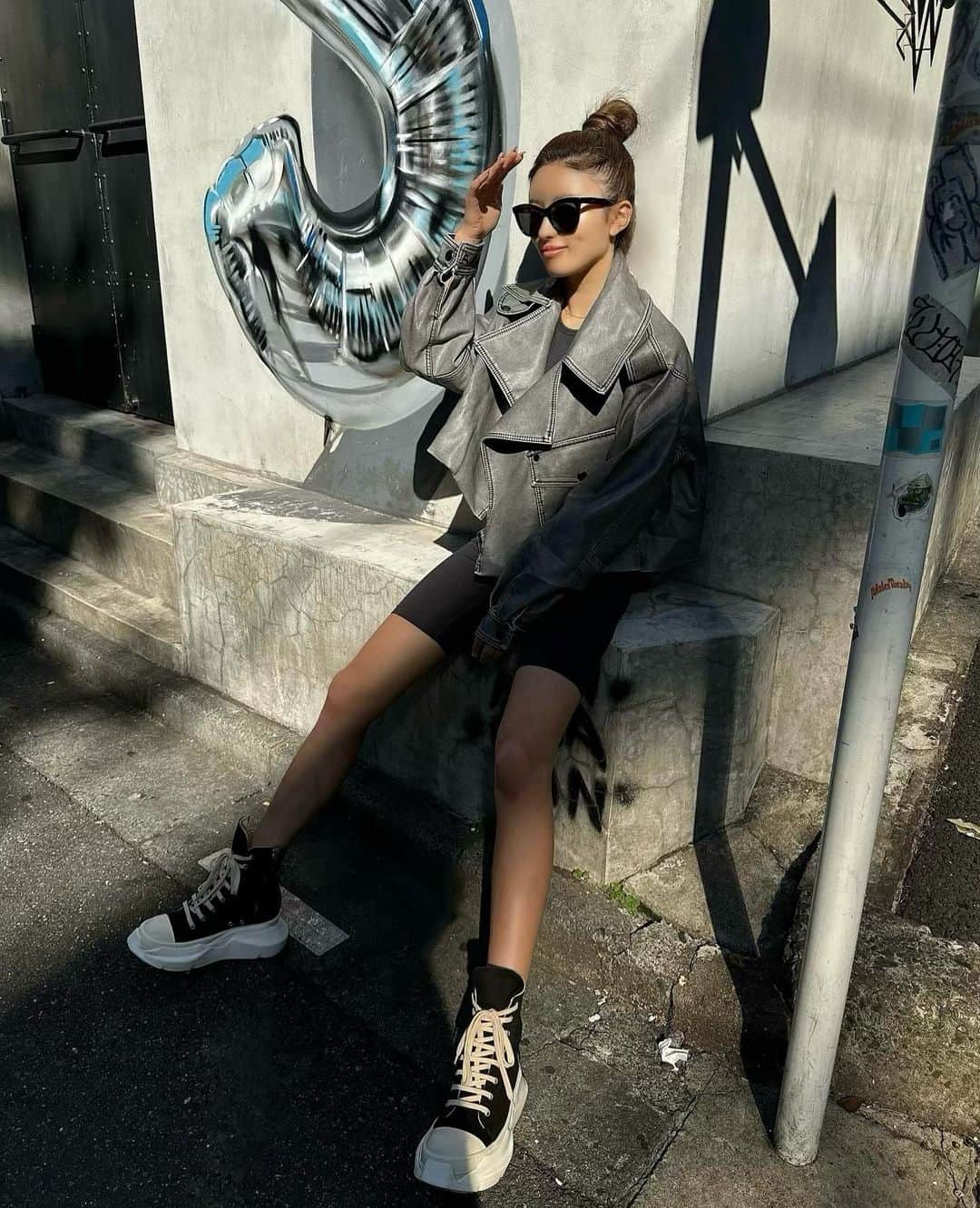 MIYABIのインスタグラム：「色んな系統がすち🖤 スッピンサングラス楽ちん〜🕶️  今夜10/26(木)20:00〜お知らせあるよ📢  ストーリー要チェック☑️  #cyberjapandancers  #サイバージャパンダンサーズ  #ミヤビーム  #essentials  #rickowens」