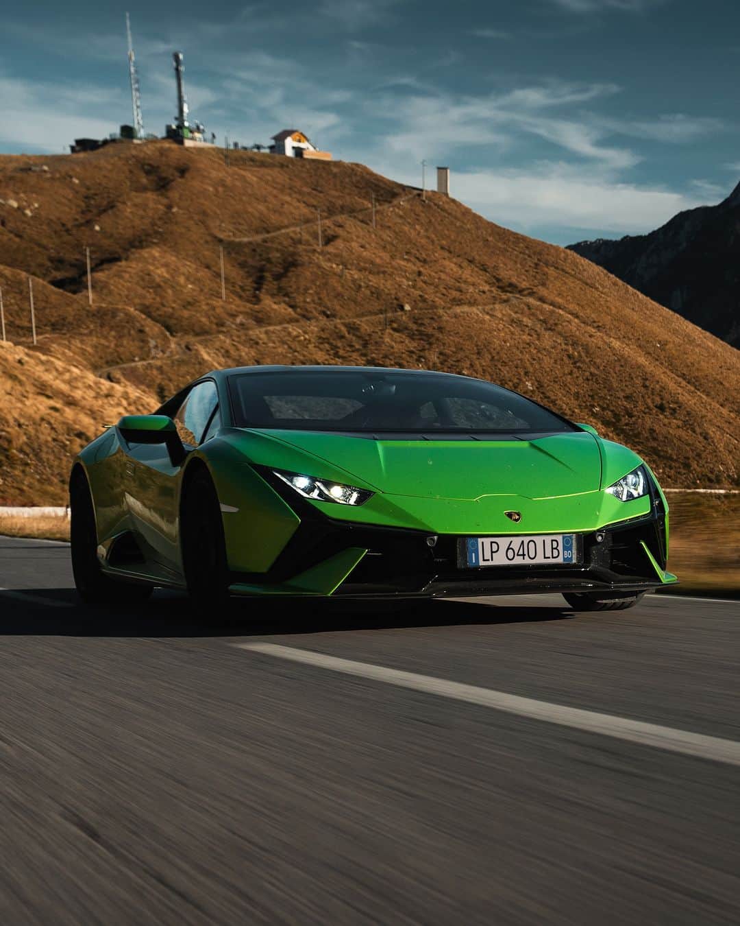 ランボルギーニのインスタグラム：「Speed is about moving. Driving Huracán Tecnica is about moving with style. And feeling unique emotions.  #Lamborghini #HuracanTecnica #TakeAllYourSoulsToDrive __ Huracán Tecnica: fuel consumption combined: 14,5 l/100km (WLTP); CO2-emissions combined: 328 g/km (WLTP)」