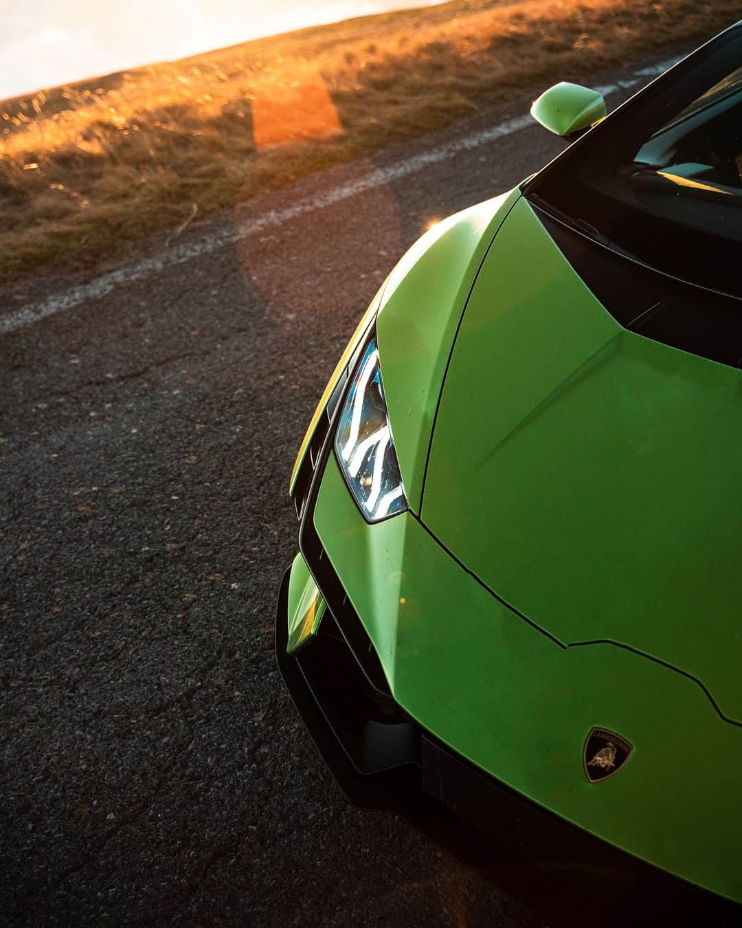 ランボルギーニさんのインスタグラム写真 - (ランボルギーニInstagram)「Speed is about moving. Driving Huracán Tecnica is about moving with style. And feeling unique emotions.  #Lamborghini #HuracanTecnica #TakeAllYourSoulsToDrive __ Huracán Tecnica: fuel consumption combined: 14,5 l/100km (WLTP); CO2-emissions combined: 328 g/km (WLTP)」10月26日 17時00分 - lamborghini