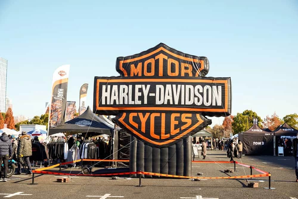 Harley-Davidson Japanのインスタグラム：「11/3～5 VIBES MEETING 三重にH.O.G.ブースが登場  ハーレーオーナーズグループ（H.O.G.）設立40周年を祝して、メンバーの皆様をお迎えします。会場にてH.O.G.メンバーカードをご提示頂くと、H.O.G.40周年記念グッズをプレゼントするほか、各種メンバー向け特典もご用意しています。   ご来場の全ての皆さまへ、"中免ハーレー"として話題のX350はじめハーレー最新モデルを複数展示するほか、その場でH.O.G.に入会いただいたお客様には、H.O.G.キャップなどのグッズをプレゼント。  ■H.O.G.会員向け特典 ・H.O.G.40周年記念グッズプレゼント ・ウェルカムコーヒー ・ハッピーアワーリフレッシュメント ・H.O.G.メンバー焚き火エリア ※H.O.G.メンバーカードご提示(アプリ可)が必要です   ■イベント名：  VIBES MEETING 三重（バイブスミーティング ミエ）  https://www.vibes-web.com/vm_mie/  ■日時：  2023年11月3日（金）~5日（日） ※詳細スケジュールはイベントHPをご確認下さい   ■会場： 三重県尾鷲市／尾鷲三田火力発電所跡地特設会場   ■参加費：  4,000円(中学生以下無料)　 ※H.O.G.メンバーも参加費のお支払いが必要になります。   #HarleyDavidson #ハーレーダビッドソン #UnitedWeRide」
