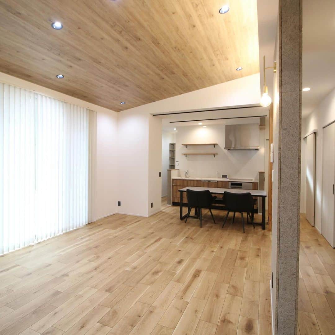 池田建設のインスタグラム：「. ▰▱ ▰▱お引き渡し▰▱▰▱ 今月、M様邸のお引き渡しを行ないました𖦥 ２階建て「注文住宅」のお家です🫶🏼  みんなが集まるリビングは、 ホワイト×ブラウンのデザインで 温もりを感じる居心地の良い空間が生まれました😌⟡.·  M様誠におめでとうございます！💐  ————————————— 施工事例⇨@ikeda_kensetsu ————————————— 𝐏𝐋𝐀𝐘𝐇𝐎𝐌𝐄,𝐏𝐋𝐀𝐘𝐋𝐈𝐅𝐄. 長崎県内の住まいのことなら お任せ下さい𖠿 𖥧 𖥧  長崎県諫早市小船越町1075-2 株式会社池田建設 TEL☏ 0957-22-0030 HP https://ikeda-kensetsu.com/ LINE  @746pggwq  エイブルネットワーク諫早店  @able.nw.isahaya エイブルネットワーク大村店  @able.nw.omura エイブルネットワーク佐賀中央店 @able.nw.sagachuo エイブルネットワーク佐世保駅前店 @able.nw.saseboekimae」
