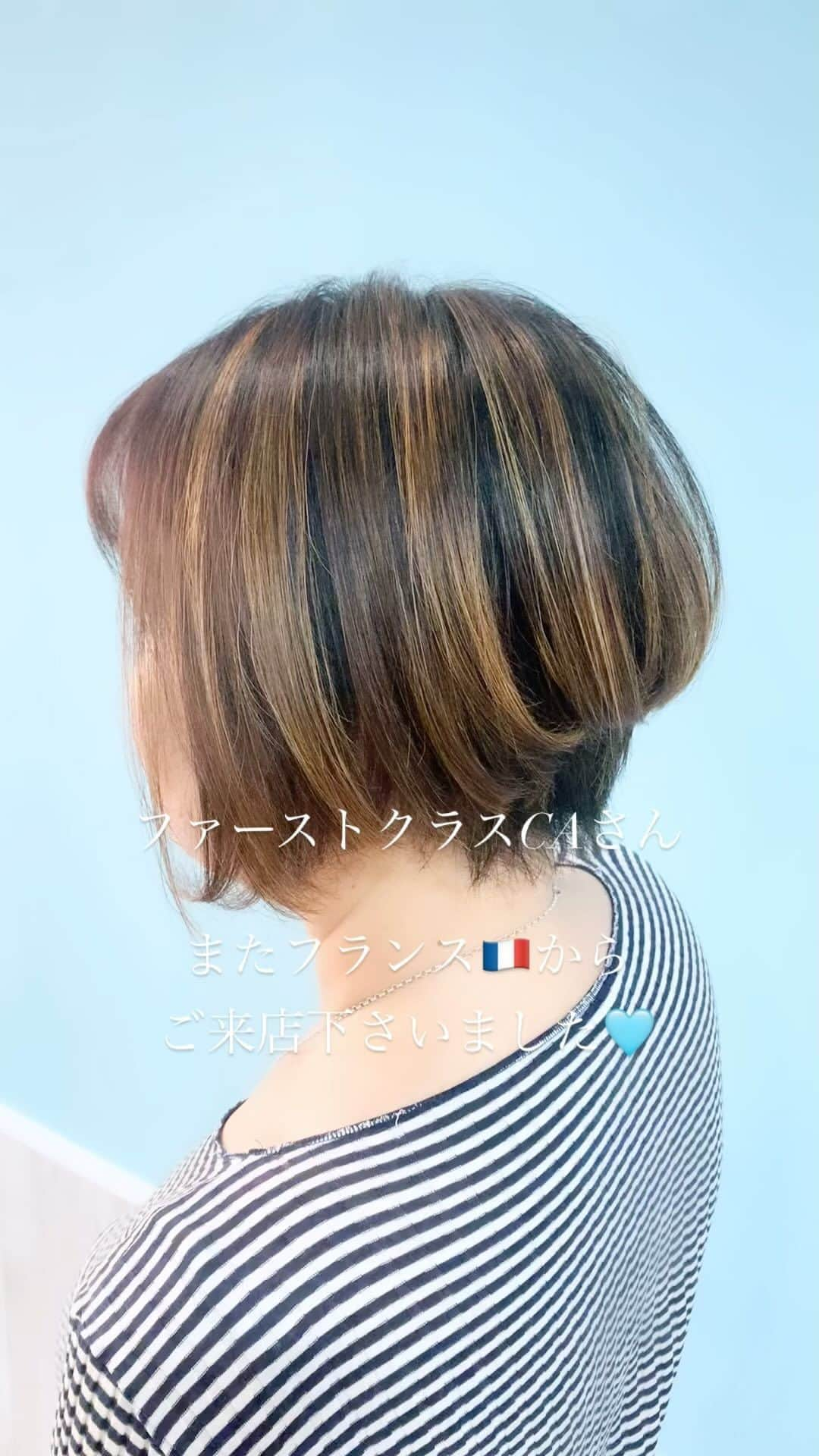 hair salon JOJOのインスタグラム：「植物性のヘナカラーとハイライトで作ったグラデーションカラーです🩵 いつもフランス🇫🇷から来て下さいます⭐︎今回は襟足短めのショートボブグラデーション♪ #植物性カラー #ヘナカラー #白髪ぼかし  #ハイライト #グラデーション #ショートボブ #フランス #CAさん #ファーストクラス  【ヘアサロンJOW下高井戸駅前】 西脇丈太郎（美容師歴20年以上） 都内2店舗勤務の後、新宿に2010年独立開業（12年間）。 現在は世田谷区下高井戸に移転。3店目の【JOW】を経営するオーナー兼スタイリスト。 丁寧でスピーディーな施術、ハイクオリティな仕上がりをご提案致します。 ・ショートスタイルの扱いやすさ ・絶妙なバランスのインナーカラー ・長持ちする明るい白髪ぼかしハイライト ・髪を大切にする植物性のヘナカラー 等に定評があります。 皆様のご来店心よりお待ちしております。  TEL:0333238220 #世田谷美容室#下高井戸美容室#明大前美容室#松原美容室 #下高井戸ヘアサロン  Web予約↓ https://hairsalon-jow.com/」