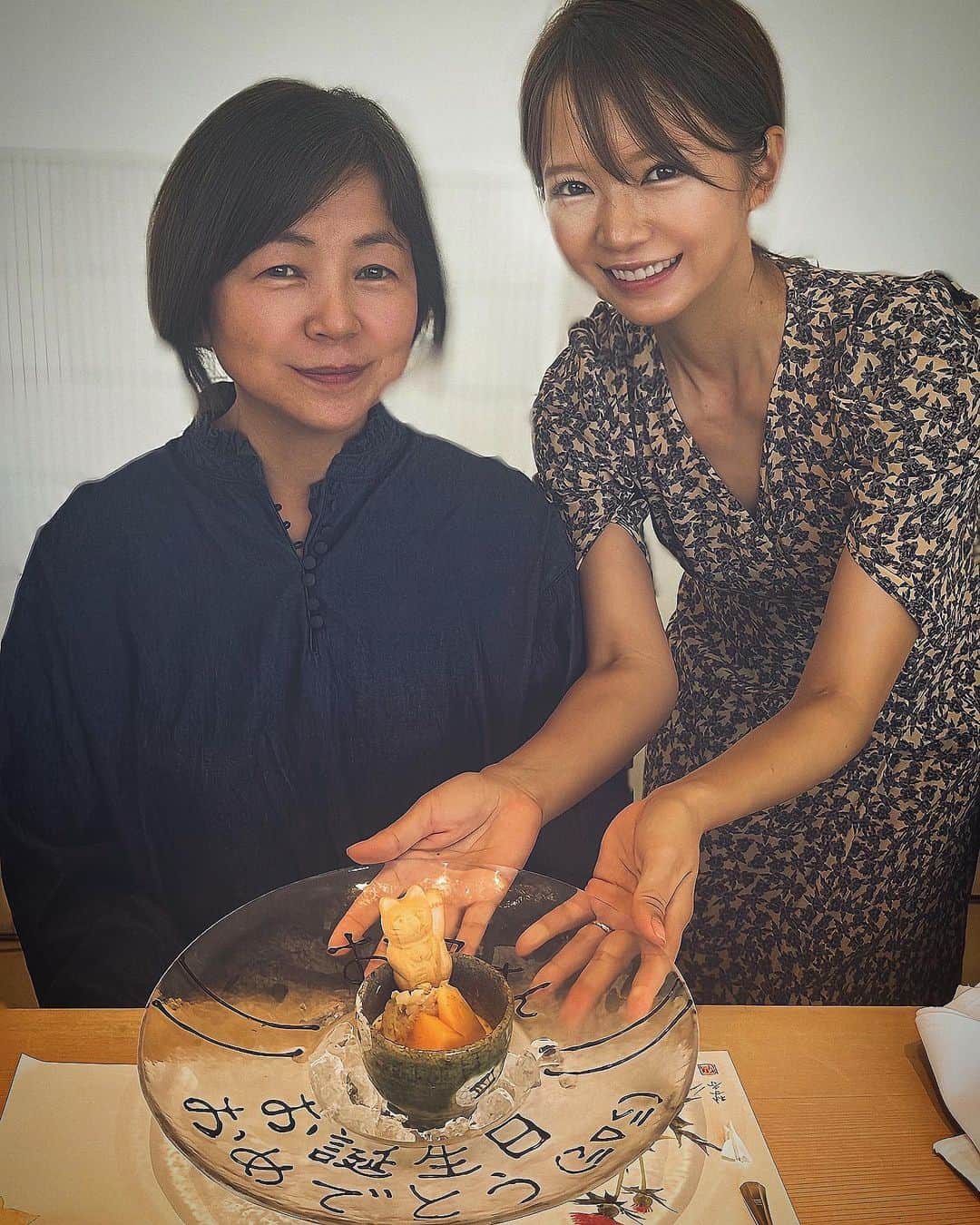 内山絵里加さんのインスタグラム写真 - (内山絵里加Instagram)「・ ・ 母のお誕生日🫶 私がアンバサダーをつとめている オークラアクトシティホテル浜松でランチを🍽️ 母は鮪が好きなので 31階のすし半和楽さん @sushihann_walaku を選びました🍣 鮪が好きだと伝えたところいろんな鮪をたくさん..❤︎ 1貫1貫、感動のおいしさでした。 おいしいお鮨に、素晴らしい眺め、素晴らしいおもてなし。本当に素敵な時間を過ごすことができました。 オークラアクトシティホテル浜松 @okura_actcity_hotel_hamamatsu のみなさん ありがとうございました！ ・ 母の相変わらずの天然ぶりにたくさん笑った日🙈 そんな母も還暦を過ぎ、はや数年。 いままでたくさんいろんなことをしてもらった分 残りの人生はすこしでも恩返ししたいなと思っているのですが..時が過ぎるのは早いです。 いつまでも、いつまでも、元気でいてね。 改めて、お誕生日おめでとう‎🤍 ・ #母 #誕生日 #浜松 #ランチ #浜松ランチ #お寿司 #鮨 #鮨ランチ #親子 #大切な日 #大切な人 #オークラアクトシティホテル浜松」10月26日 17時02分 - erika.uchiyama1129