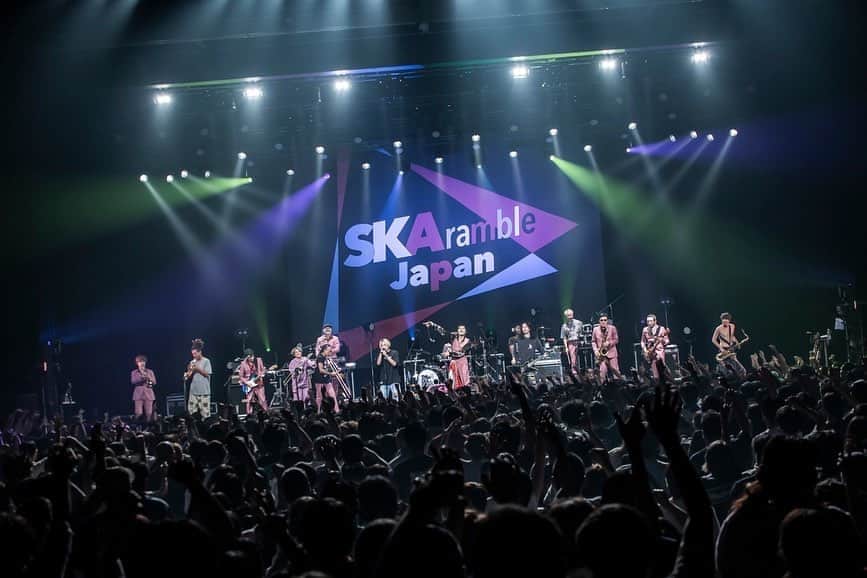 大森はじめのインスタグラム：「SKAramble Japan豊洲、最高に楽しい夜になりました！ これからも一緒にSKAを盛り上げていこうねー！！  photo by @hayachin  #スカパラ  #heysmith  #killlincoln #catbite」