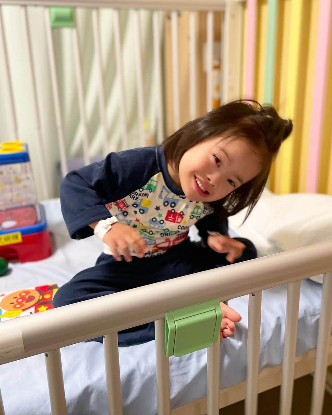 桜田聖子さんのインスタグラム写真 - (桜田聖子Instagram)「輝馬、脚の固定も身体の固定も外れて、点滴も取れて自由の身になりました😊  色々と順調ではあるんだけど、昨夜は夜中に39度まで熱があがり、今日もだいたい38度台🤒  全身麻酔でカテーテルを血管から入れてる訳だから、身体に負担はかなりあるだろうし、そのせいで発熱する事もあるらしいけど、我が家に関してはインフルエンザも可能性としてあるので、なんとも微妙なところ💦  私も朝から微熱で、身体と頭が重たーい😮‍💨  インフルなのか、疲れなのか🥲  明日は退院できるので、早くおウチのベッドでゆっくり寝たいです💤  とりあえず、熱こそあるけど、一応(？)順調です😊  #downsyndrome #specialneeds #trisomy21 #ダウン症 #ダウン症候群 #トリソミー21 #4歳8ヶ月 #成長記録 #生まれてきてくれてありがとう  #心室中隔欠損症  #男の子ママ  #男の子 #boy #ダウン症ボーイ #trisomy21boy」10月26日 17時02分 - seikosakurada